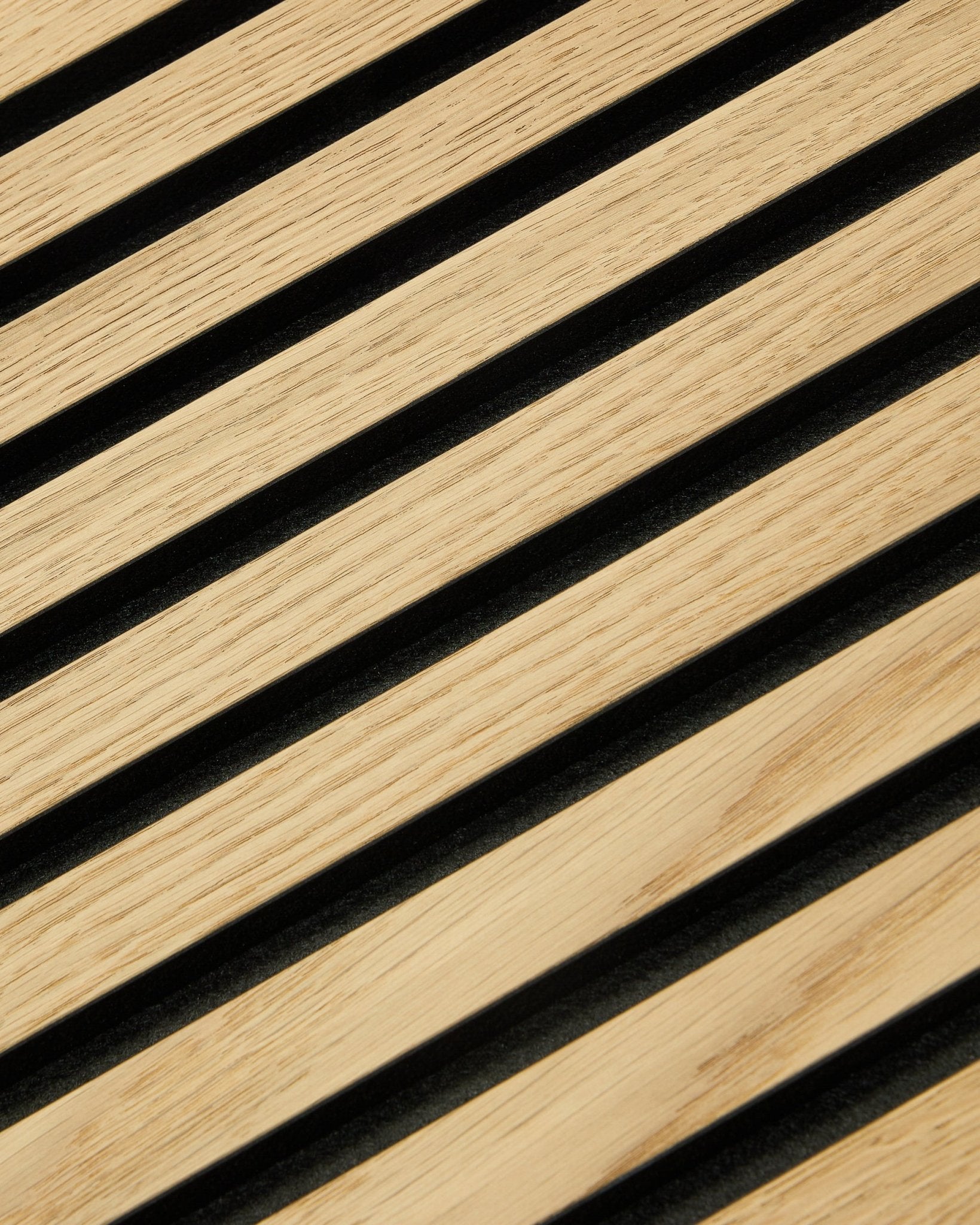 Gros plan sur le panneau WoodUpp Original Akupanel Panneau acoustique avec lattes Classic Oak, support en feutre black et MDF, au format 300x60 cm pour les intérieurs nordiques modernes.