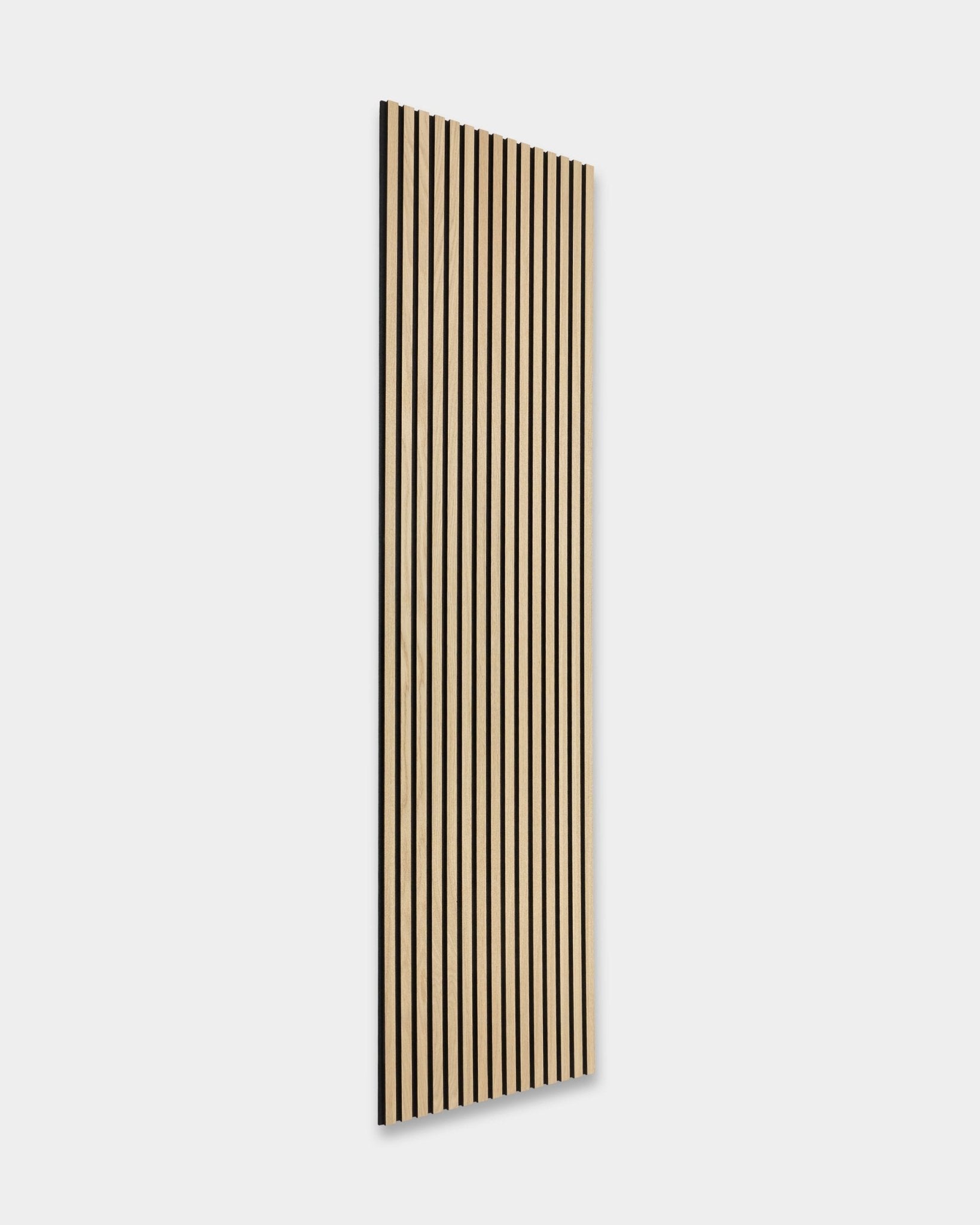 WoodUpp Original Akupanel in Classic Oak mit black Filzrückseite und black MDF, skandinavisches Design, vor einem schlichten hellgrauen Hintergrund präsentiert.