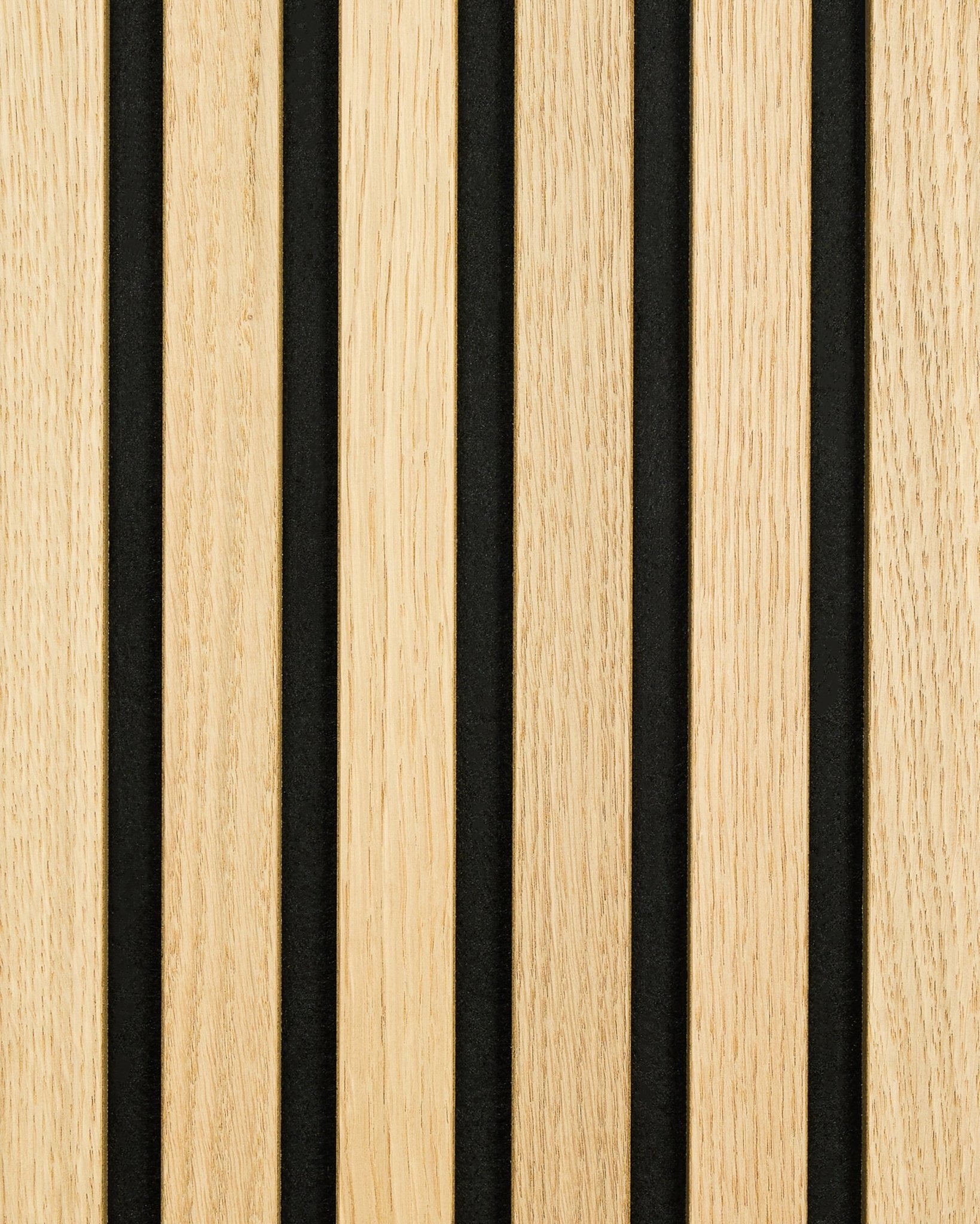 Le Akupanel Panneau acoustique en chêne classique avec un support en feutre black, présente des lattes en bois verticales et des espacements black pour un design nordique moderne et linéaire.