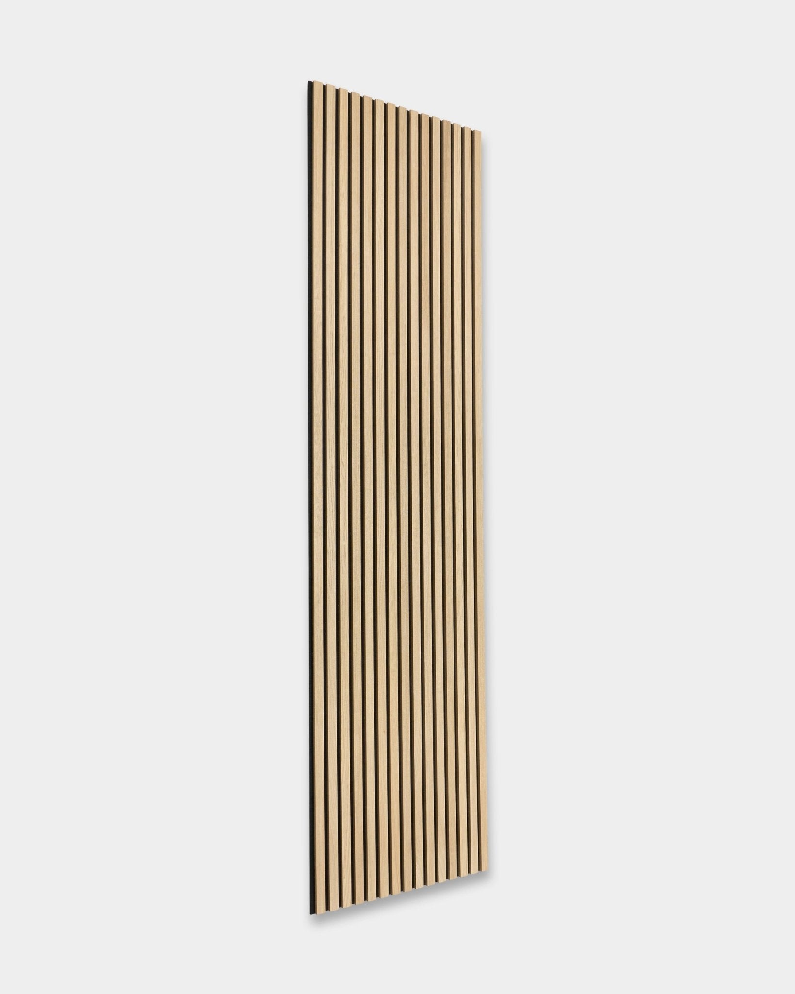 Panneau WoodUpp Original Akupanel Panneau acoustique en chêne classique avec support en feutre black, 300x60 cm, avec des lattes verticales régulièrement espacées dans un design nordique.