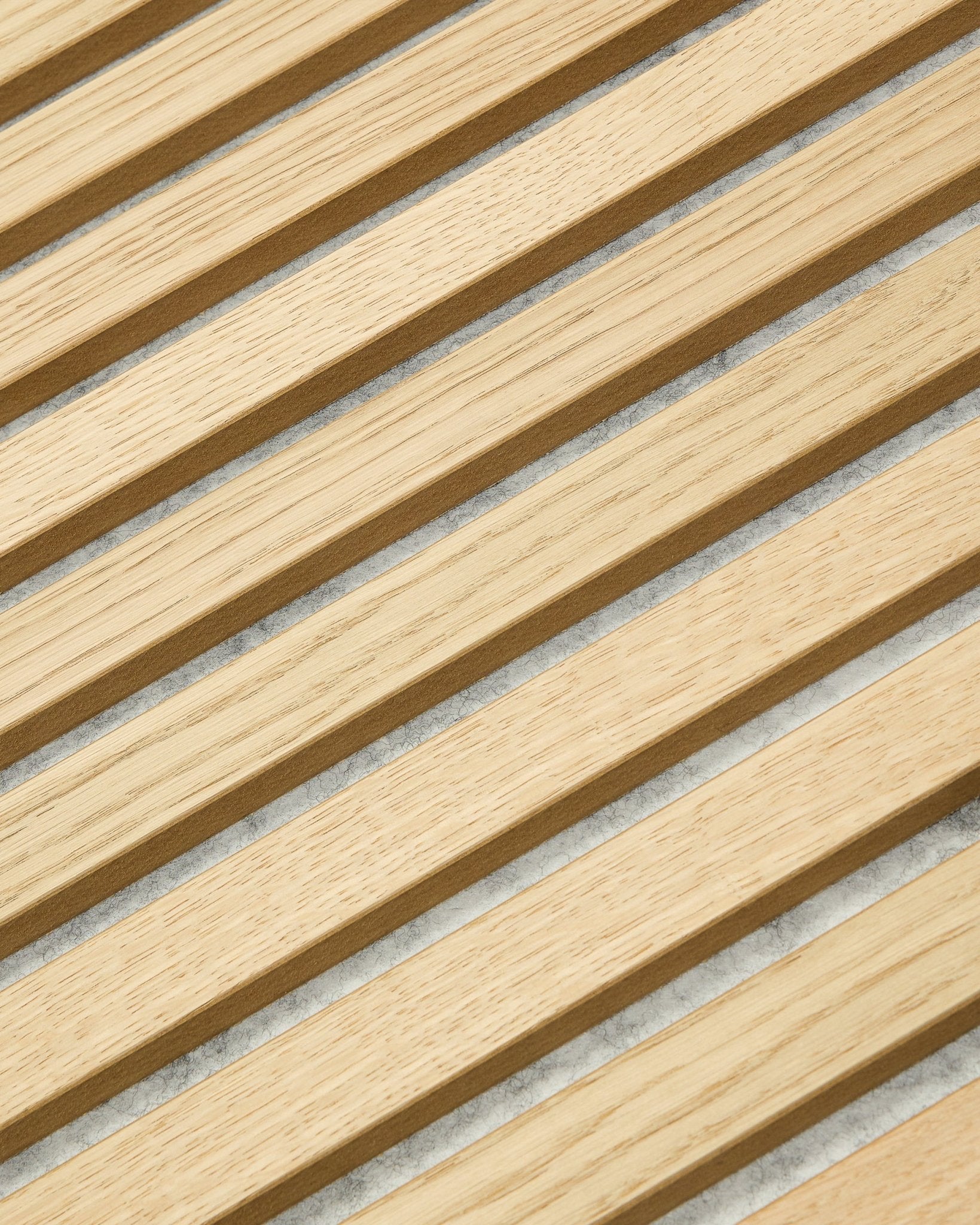 Le WoodUpp Original Akupanel en chêne classique et feutre Grey, au format 240 x 60 cm, présente des lattes de bois verticales pour un design scandinave moderne et géométrique de Panneau acoustique.