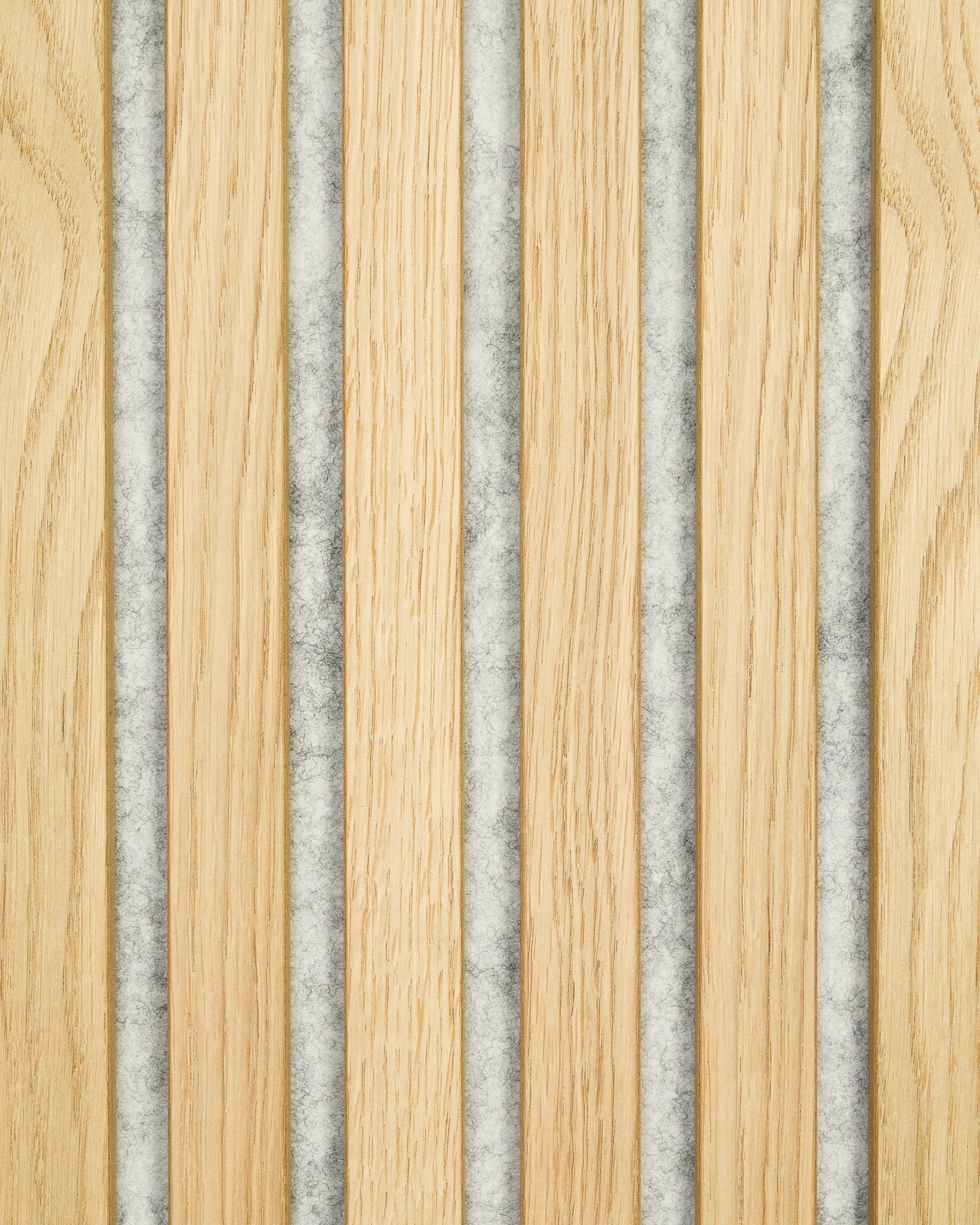 Échantillon Akupanel de WoodUpp en chêne classique, avec des lattes de bois alternées et des panneaux de feutre grey, illustrant un design nordique moderne et géométrique de Panneau acoustique.