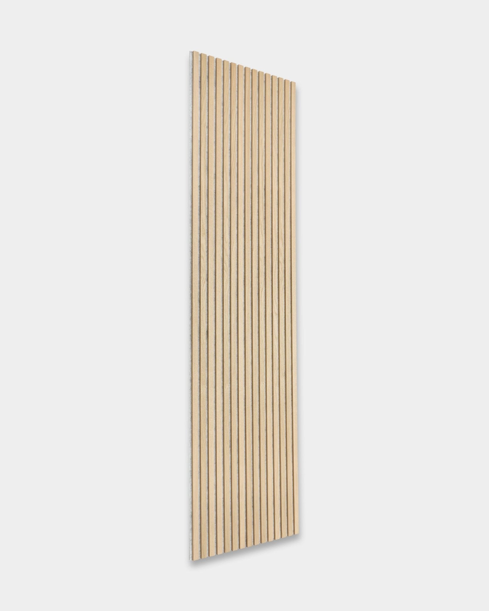 Le Akupanel Panneau acoustique WoodUpp en chêne classique avec support en feutre Grey, 240 x 60 cm, présente des lattes de bois verticales pour un design scandinave minimaliste.