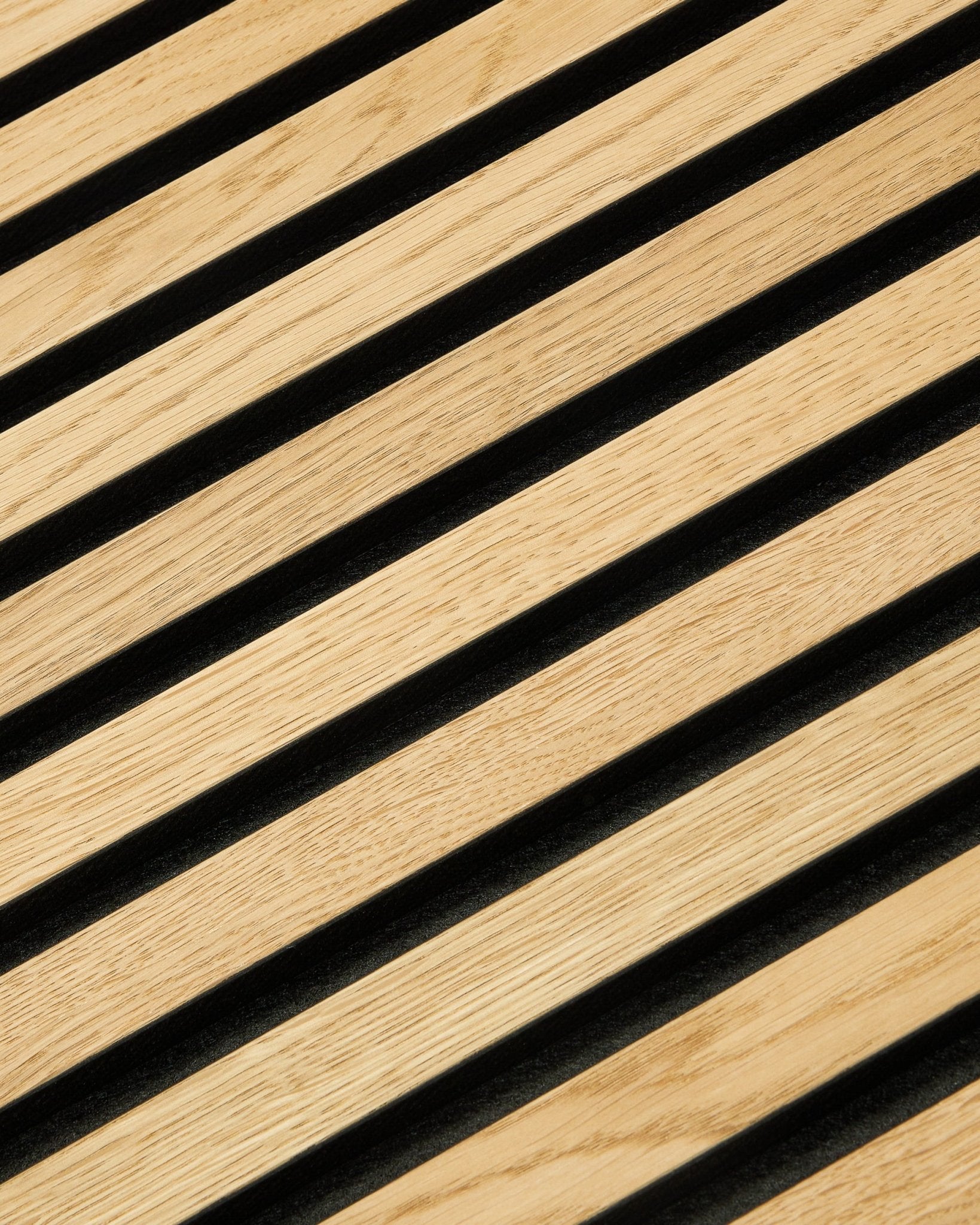 Gros plan sur le panneau WoodUpp Akupixel Rustic Natural Oak Panneau acoustique, 60x60 cm, avec un motif géométrique nordique moderne aux lignes diagonales et aux espaces black.