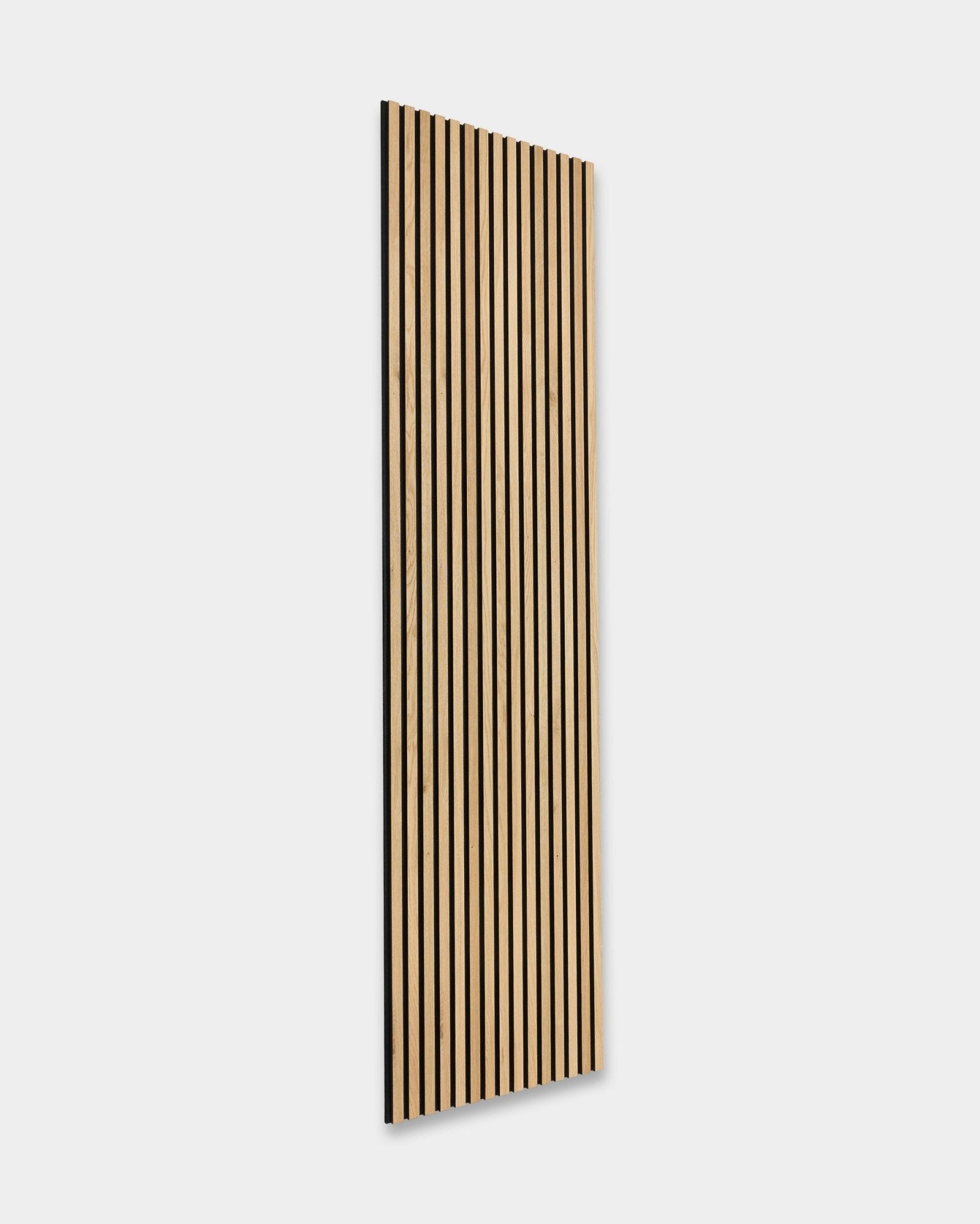 WoodUpp Akupanel en Natural Oak, 240 x 60 cm : Panneau acoustique scandinave avec des lattes verticales black, monté sur un mur blanc. Design nordique minimaliste.