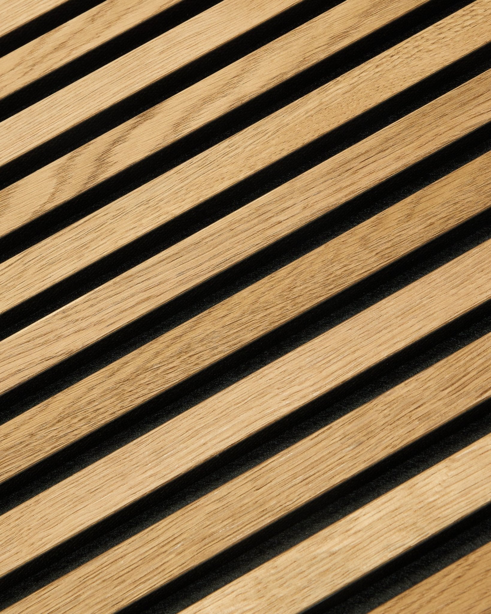 Gros plan sur le panneau mural acoustique à lattes Rustic Akupanel en Brown Oak (240 x 60 cm) de WoodUpp, mettant en valeur le design scandinave moderne et la texture des lattes en bois.