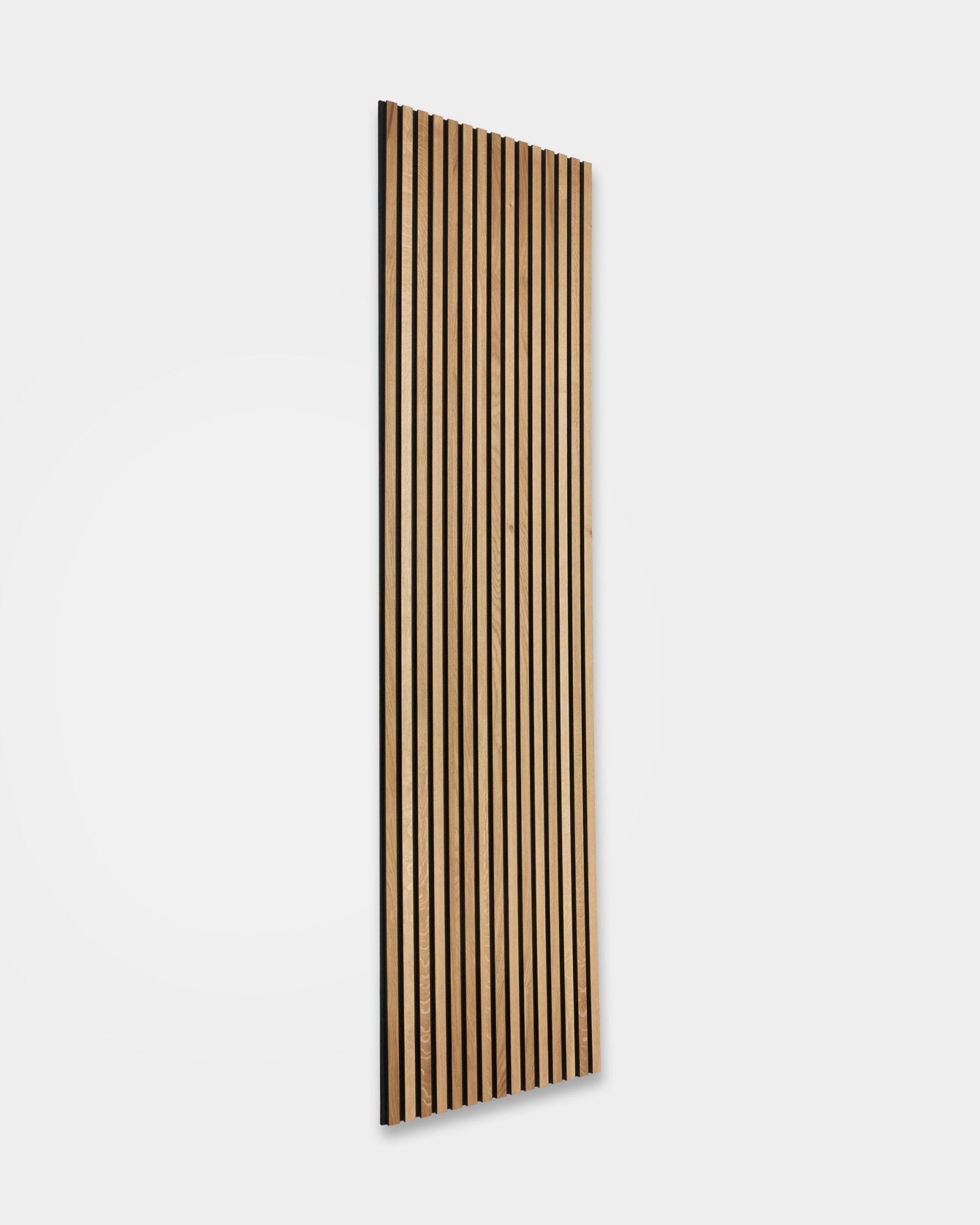 Panneau Panneau acoustique WoodUpp Rustic Akupanel en chêne Brown (300 x 60 cm), avec des lattes en natural wood verticales dans un design scandinave d’inspiration nordique.
