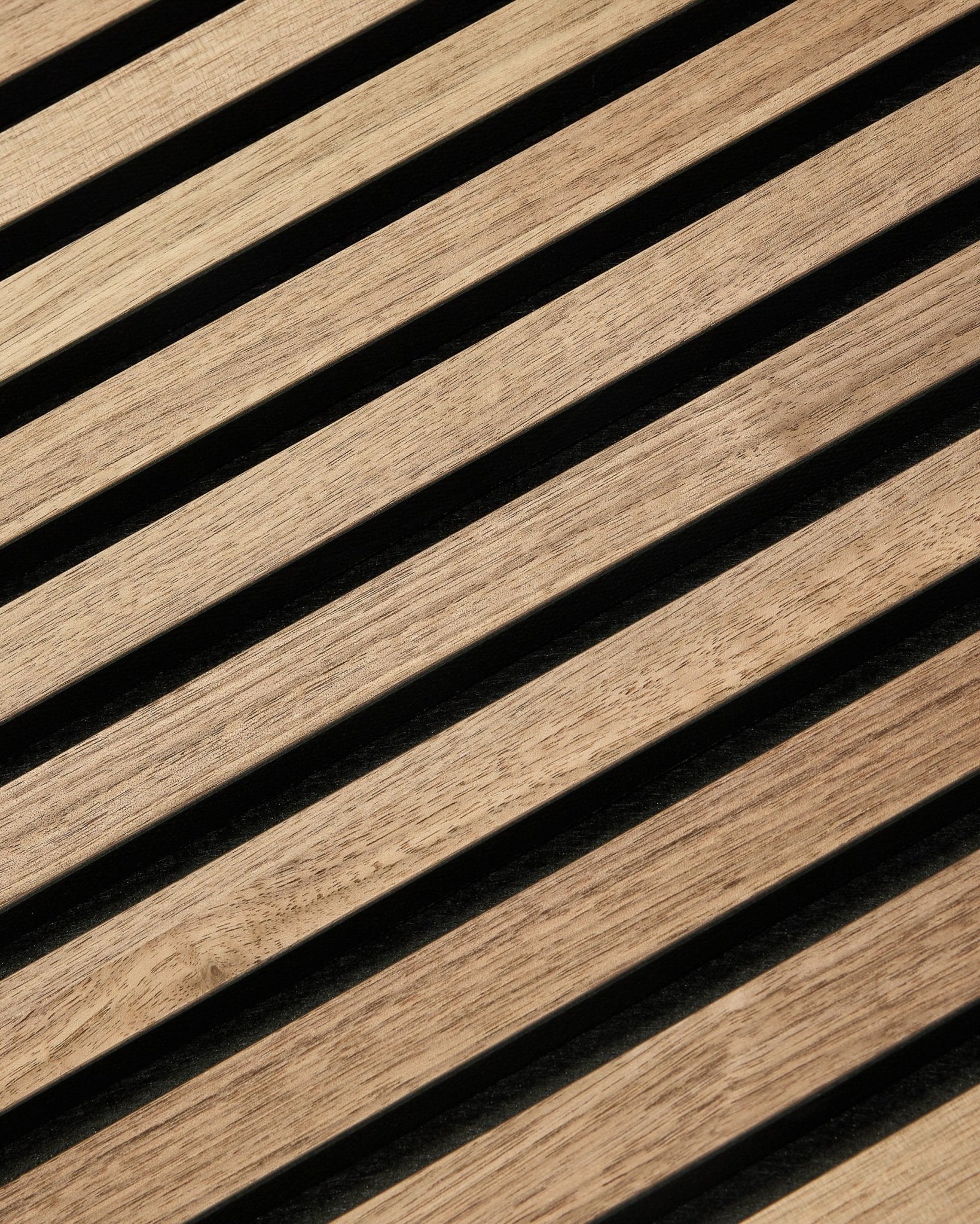 Gros plan sur le WoodUpp Akupixel Walnut Panneau acoustique (60 x 60 cm) avec des lattes en bois en diagonale, au design scandinave minimaliste, avec une finition noyer chaleureuse.