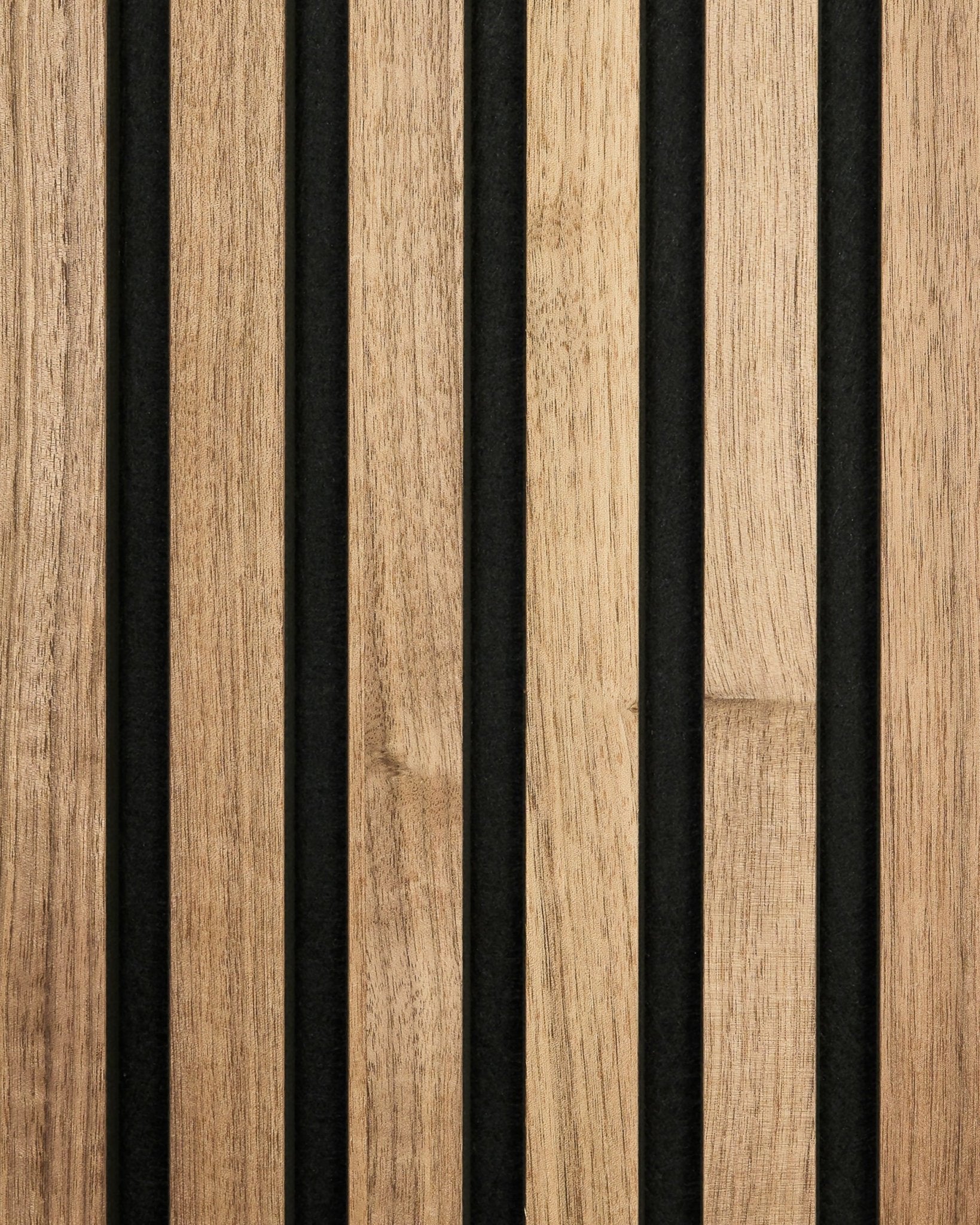 Nahaufnahme des WoodUpp Akupanel Musters in Walnut-Finish, mit vertical Holzlamellen und black Filzrückseite für eine moderne, gestreifte Akustikpaneel Optik.