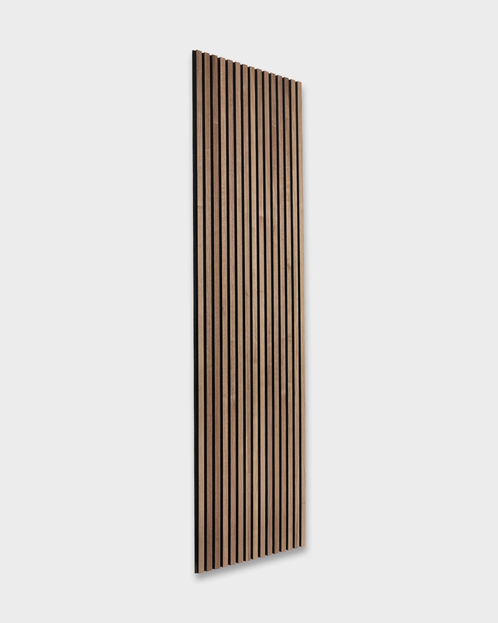 WoodUpp Original Akupanel en noyer (240x60 cm) présente des lattes acoustiques brown foncé montées sur un mur grey clair, dans un style nordique inspiré du design scandinave.