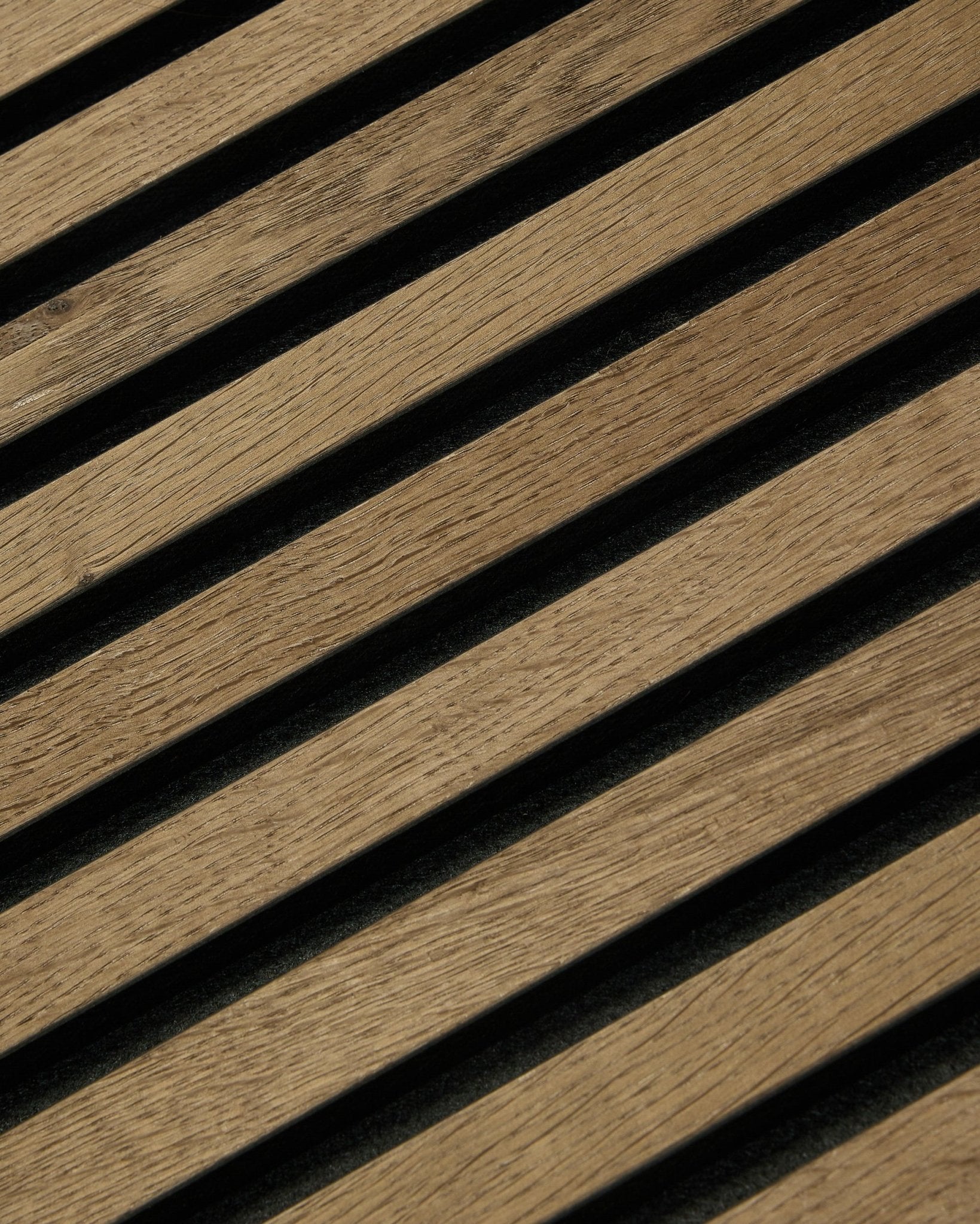 Des lattes en bois en diagonale, séparées par des espaces sombres, forment des rayures sur un panneau 60 x 60 cm Rustic Akupixel Grey Oak Panneau acoustique de WoodUpp, au design scandinave moderne.