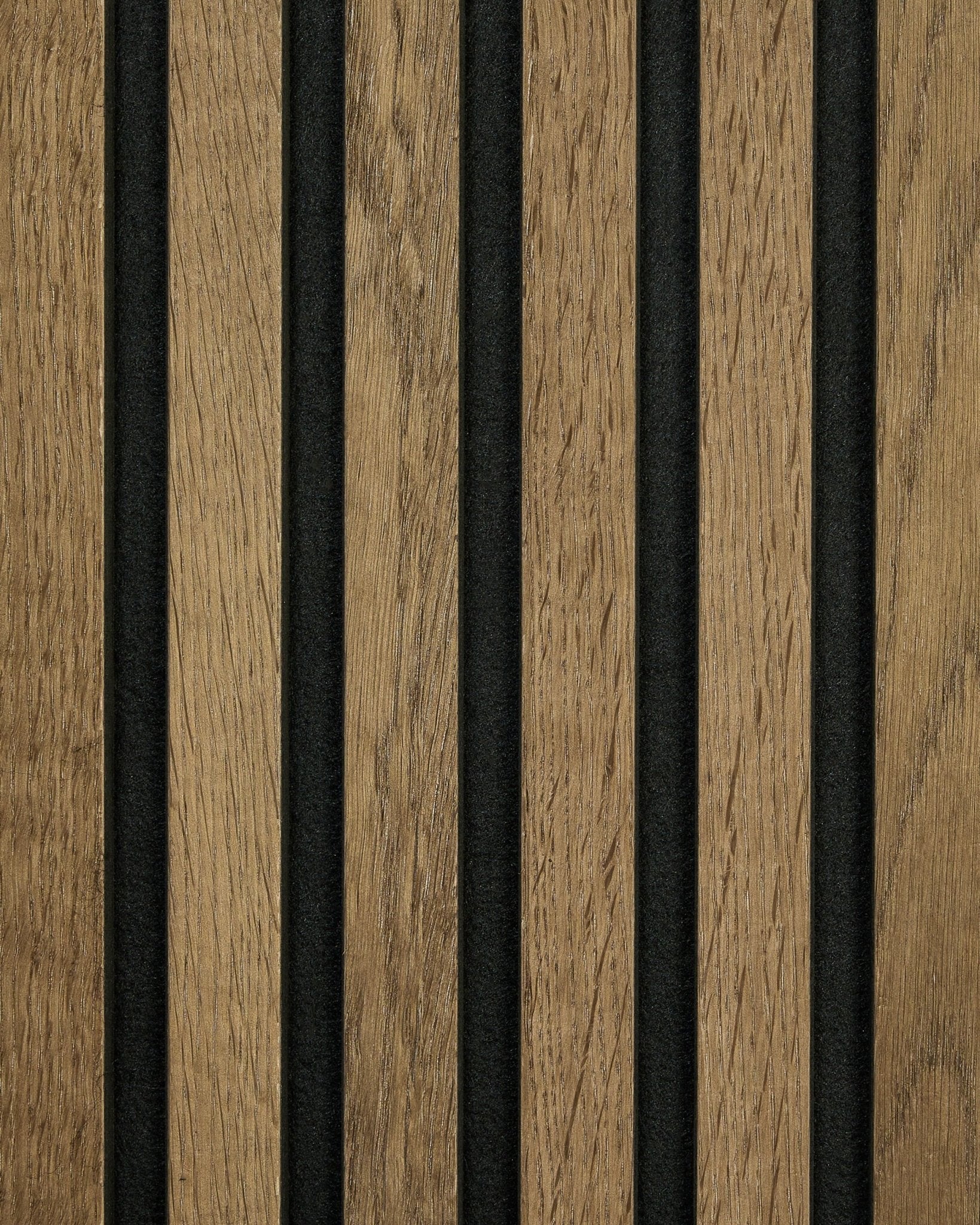 Gros plan sur l’échantillon WoodUpp Akupanel Rustic en Grey Oak, avec des lattes acoustiques verticales et des bandes de feutre black pour une touche murale nordique moderne.
