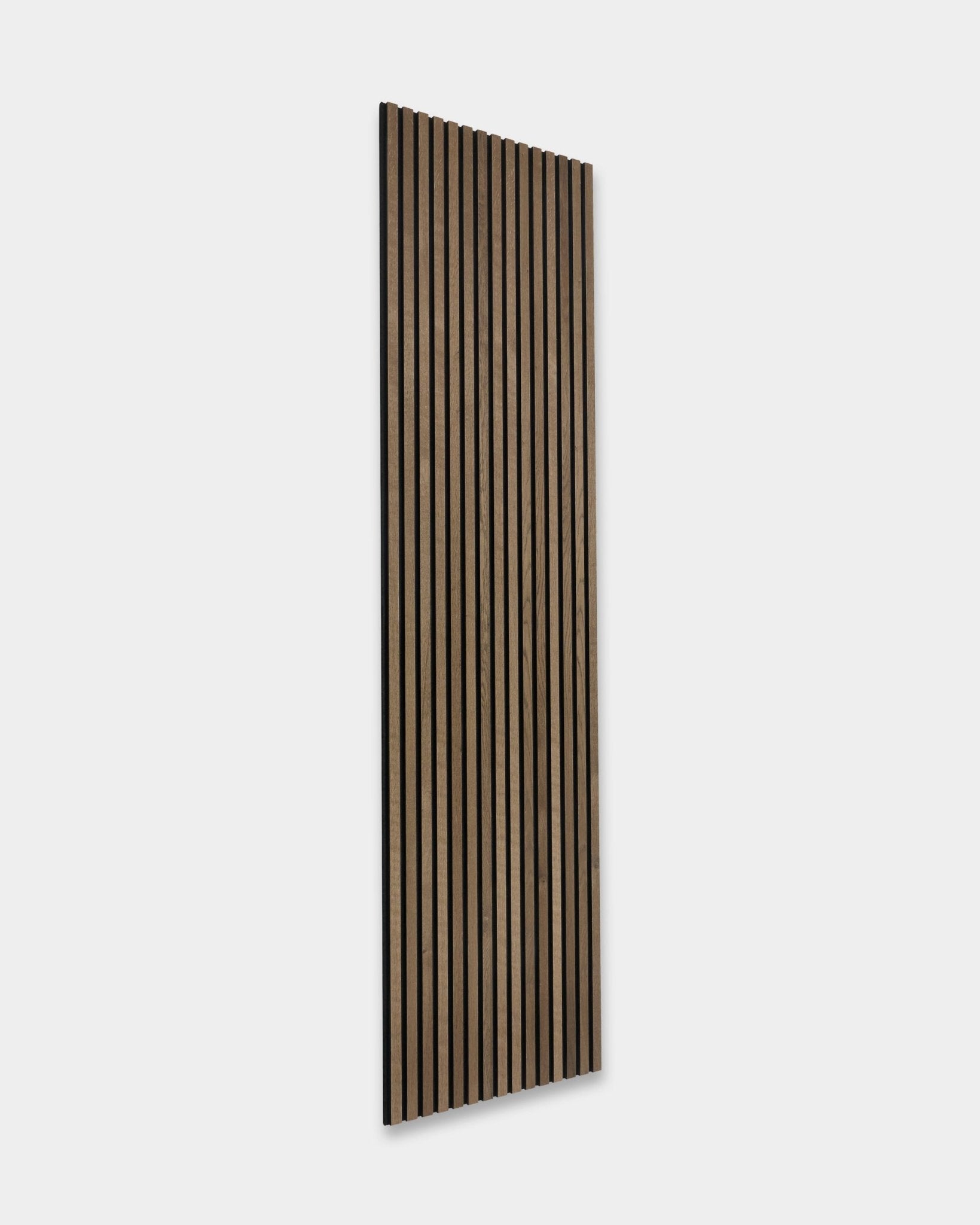 Panneau Panneau acoustique WoodUpp Rustic Akupanel en Grey Oak, de style scandinave, avec des lattes verticales régulièrement espacées, dimensions 240 x 60 cm.