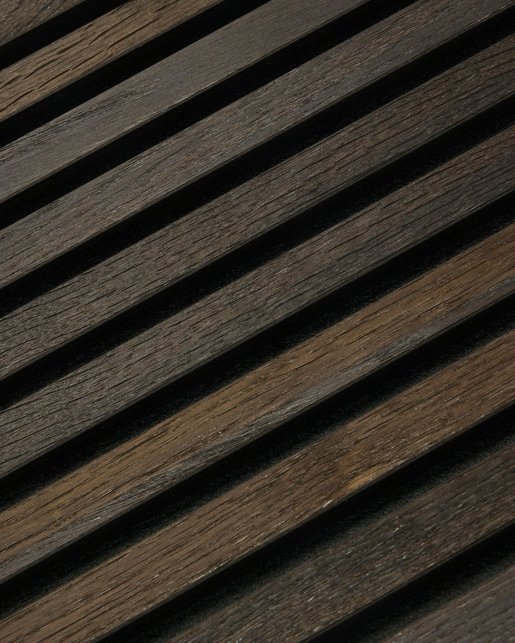 Gros plan sur le panneau acoustique WoodUpp Rustic Akupanel Panneau acoustique en Smoked Oak (300x60cm), montrant un veinage du bois visible, un style nordique minimaliste et un motif d’ombres linéaires.
