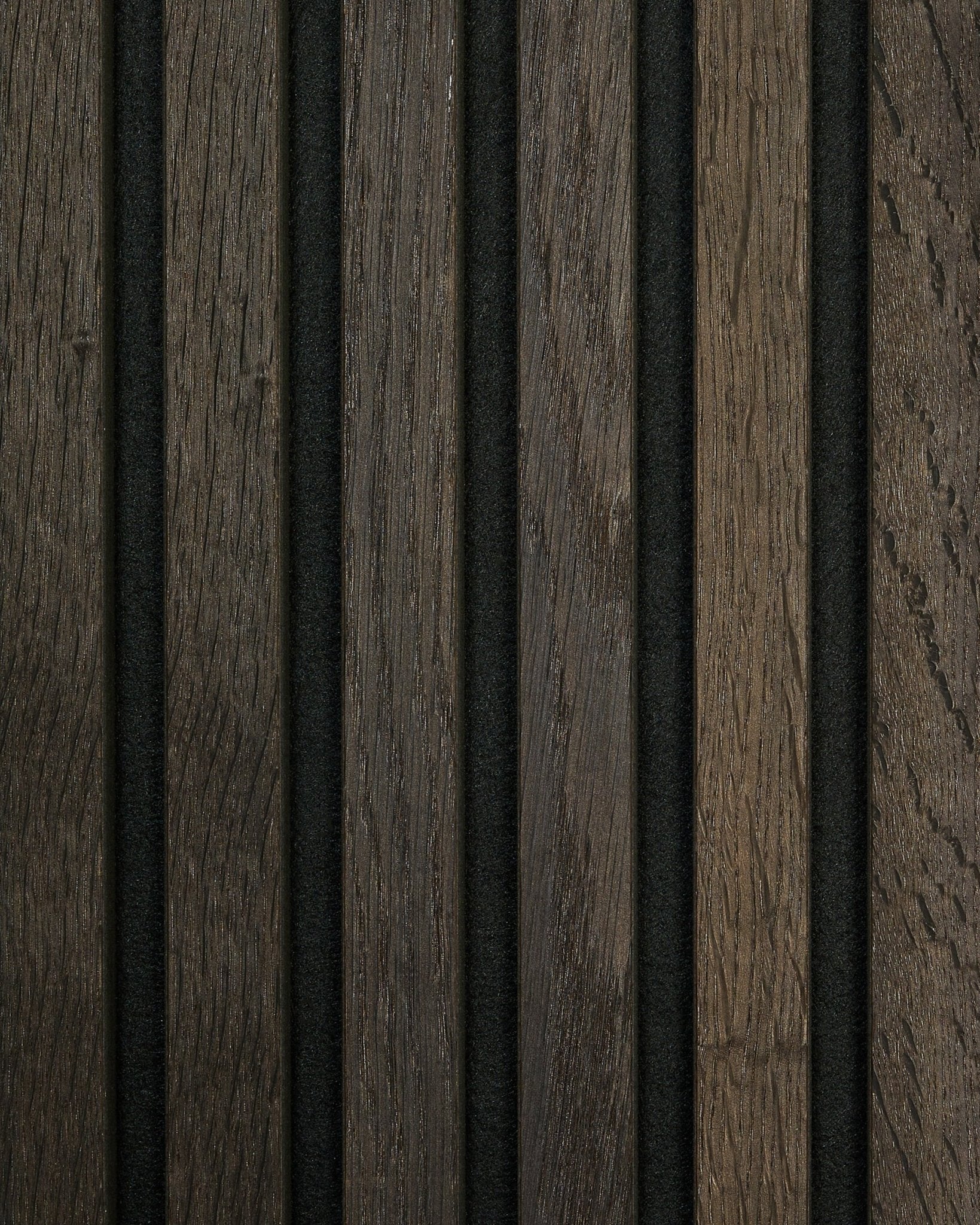 Gros plan sur l’échantillon WoodUpp Akupanel Rustic en Smoked Oak, avec des lattes acoustiques vertical dans des tons brown clair et foncé, séparées par de fins interstices black.