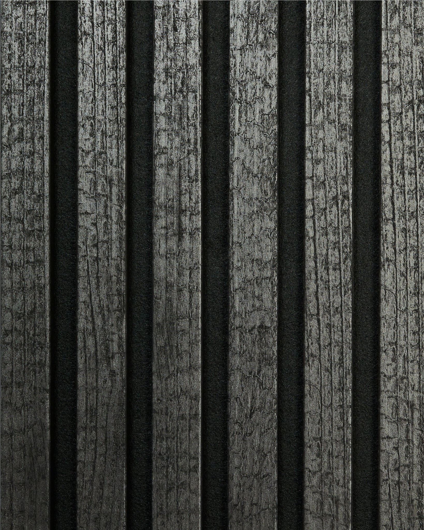 Le Rebel | Échantillon / Charcoal de WoodUpp présente des lattes acoustiques en bois vertical, carbonisées, avec une finition sombre et texturée, pour un style nordique moderne.