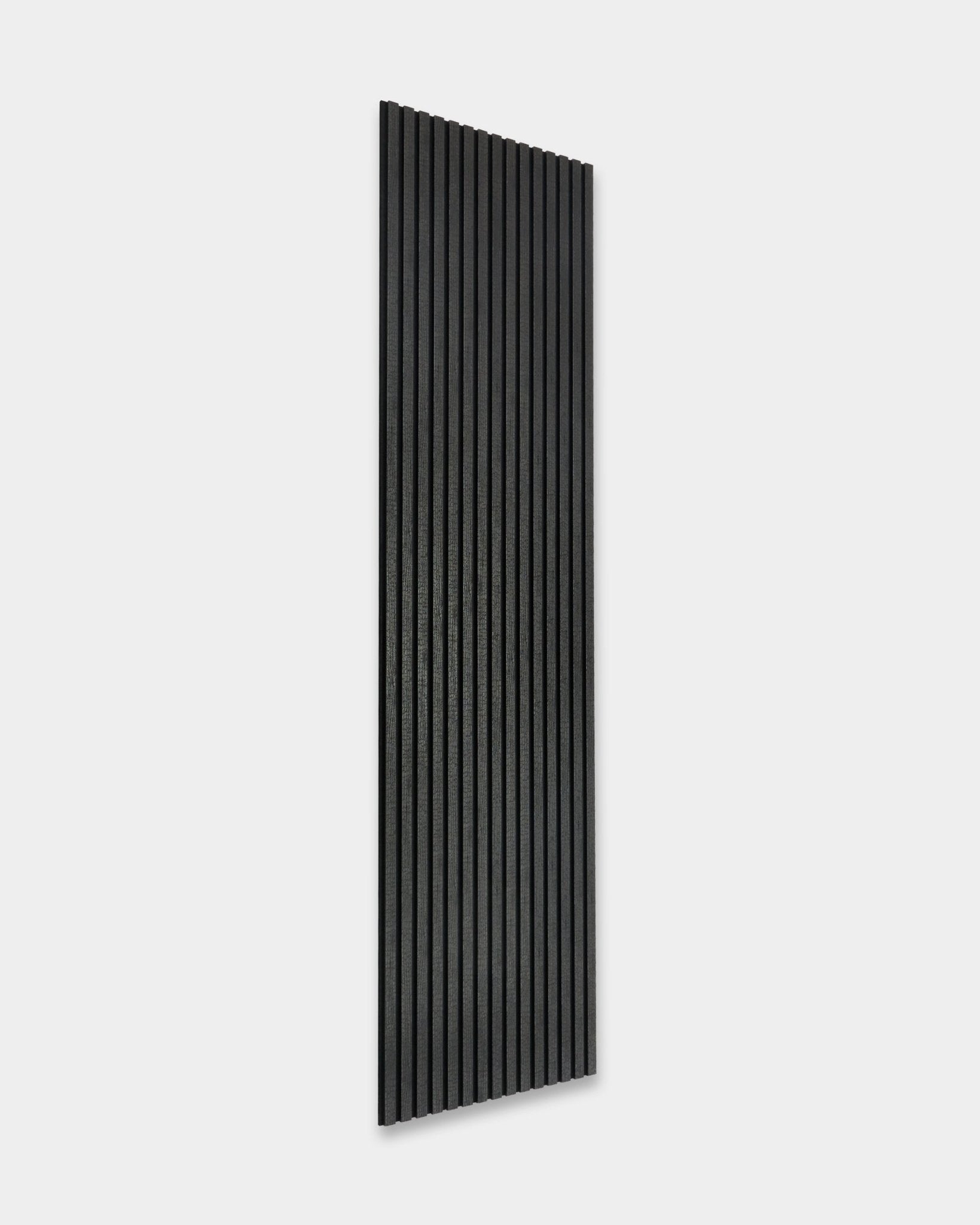 Le Akupanel Rebel de WoodUpp en Charcoal (240x60 cm), un Panneau acoustique nordique avec des rainures vertical, présenté sur un fond gris clair.