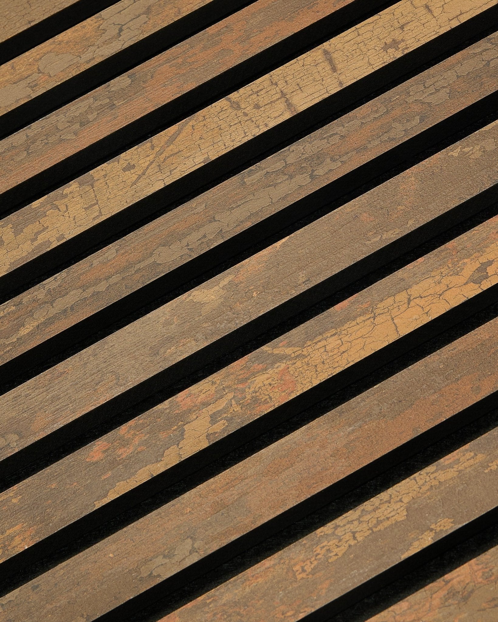Gros plan sur le WoodUpp Rebel Akupanel en Oxide Copper, 240 x 60 cm, montrant un design de Panneau acoustique linéaire à lattes avec de fins espacements pour une meilleure absorption acoustique.