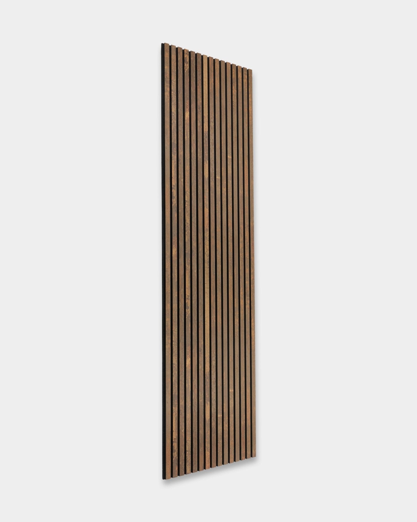 Le Rebel Akupanel en Oxide Copper, 240 x 60 cm, par WoodUpp, Panneau acoustique à lattes sur fond uni gris clair.