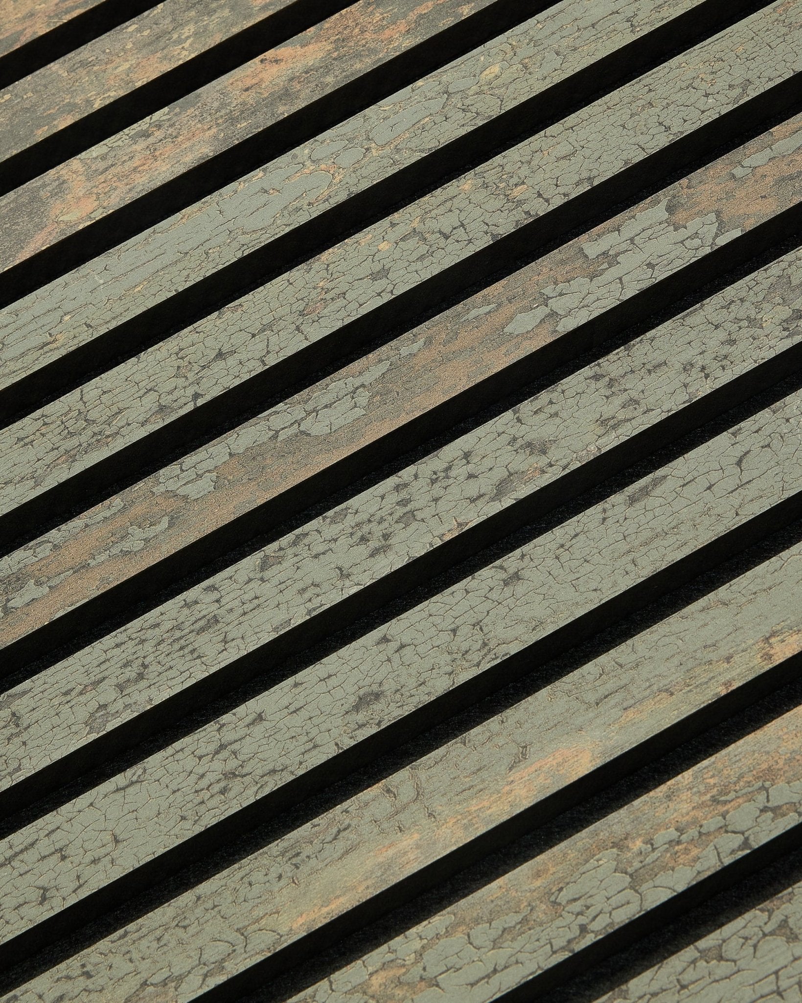 Le WoodUpp Akupanel en Oxide Grey (240 x 60 cm), un Panneau acoustique à lattes nordique moderne, apporte de la texture et une absorption acoustique aux murs intérieurs.