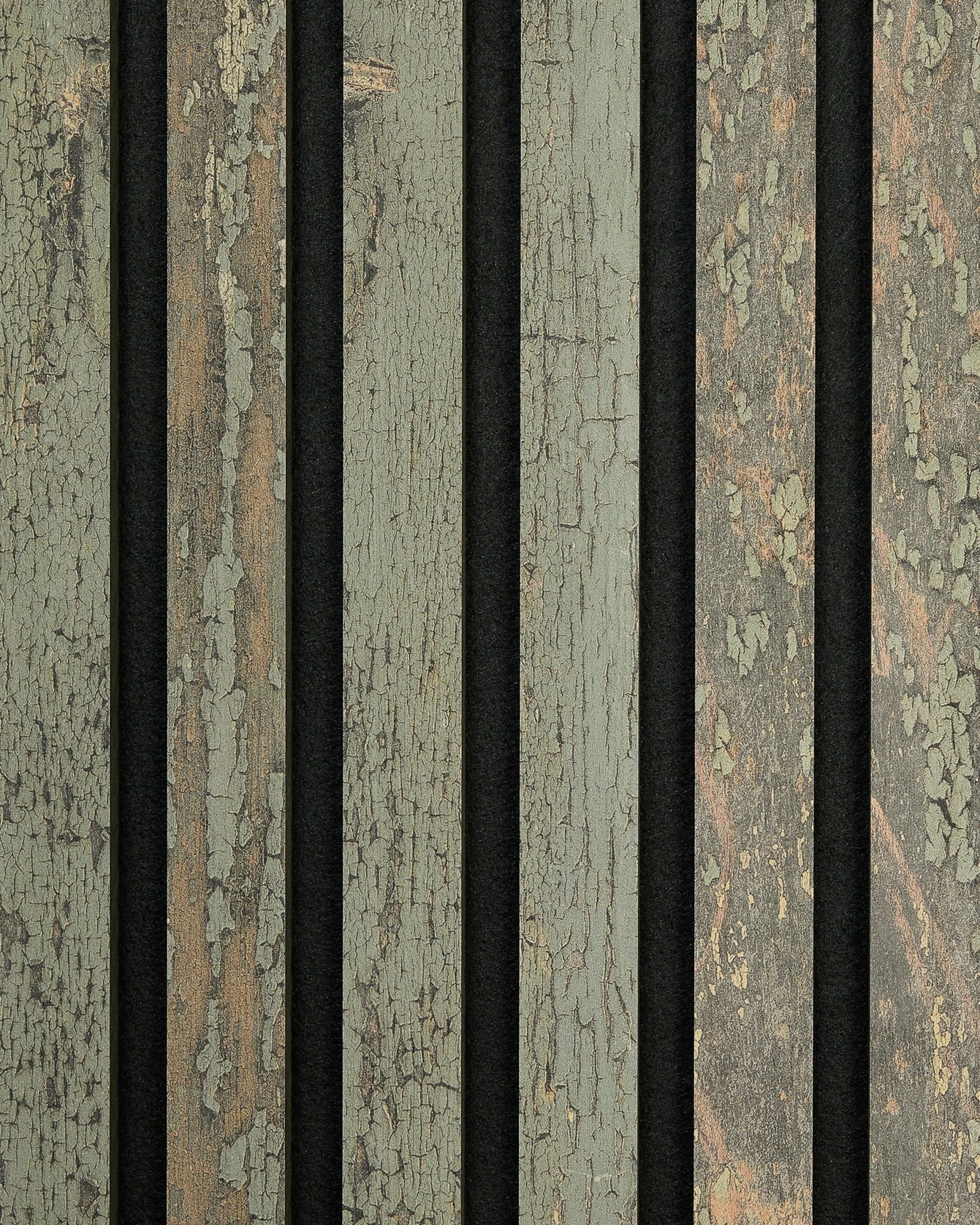 Gros plan sur l’échantillon Rebel Akupanel en Grey Oxide de WoodUpp, montrant des panneaux acoustiques en bois verticalaux avec une texture rustique patinée et une finition grey écaillée.