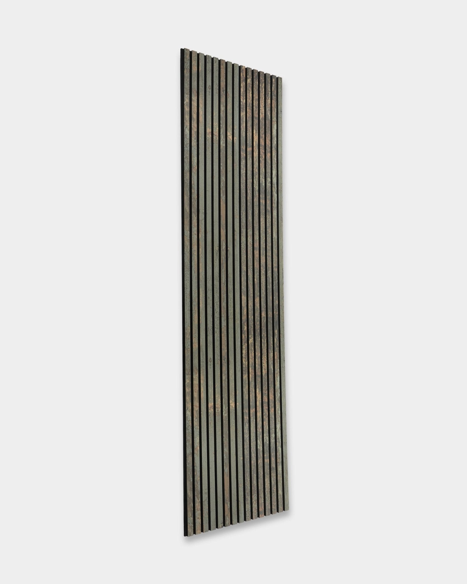 Le Akupanel Rebel en Oxide Grey de WoodUpp est un Panneau acoustique de 240x60 cm avec des lattes verticales black et grises, conçu pour l’absorption acoustique et un aspect rustique patiné.