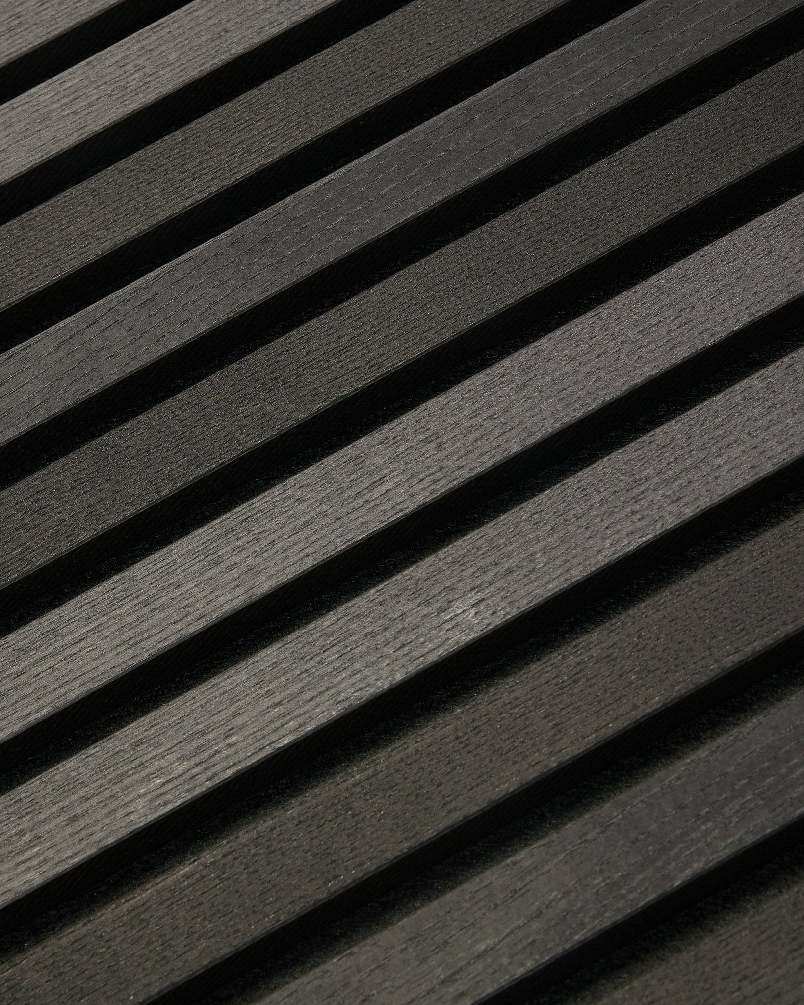 Akupanel Tonal en Black Ash (300 x 60 cm) par WoodUpp, un Panneau acoustique sombre en diagonale avec des lattes texturées d’inspiration scandinave pour les murs intérieurs.