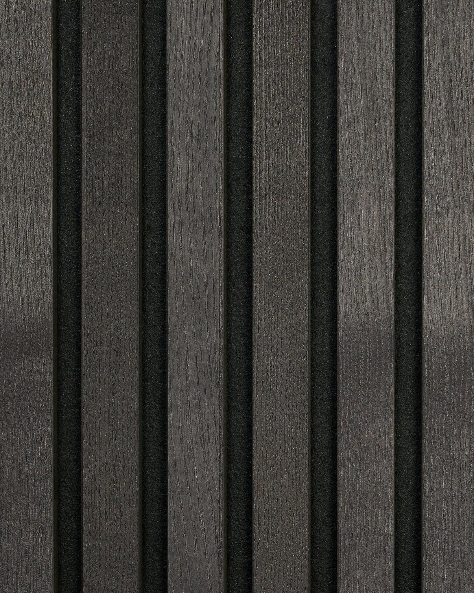 Échantillon de Panneau acoustique WoodUpp Tonal en frêne Black, avec des lattes de bois foncées verticales et de fins espacements black, pour un design nordique minimaliste à rayures.