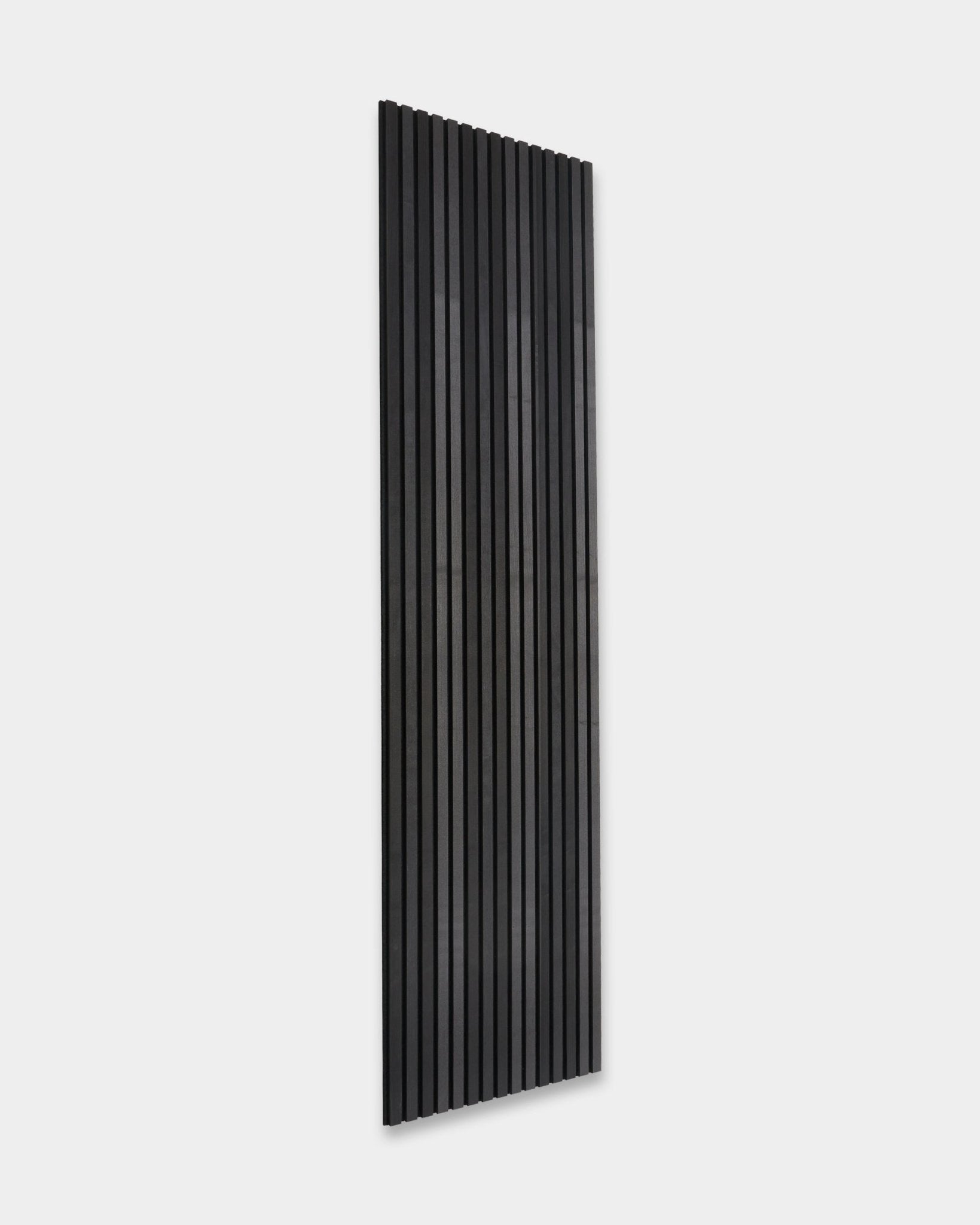 WoodUpp Akupanel frêne Black, panneau acoustique en bois de 240 x 60 cm avec lattes scandinaves vertical, présenté sur un fond gris clair.