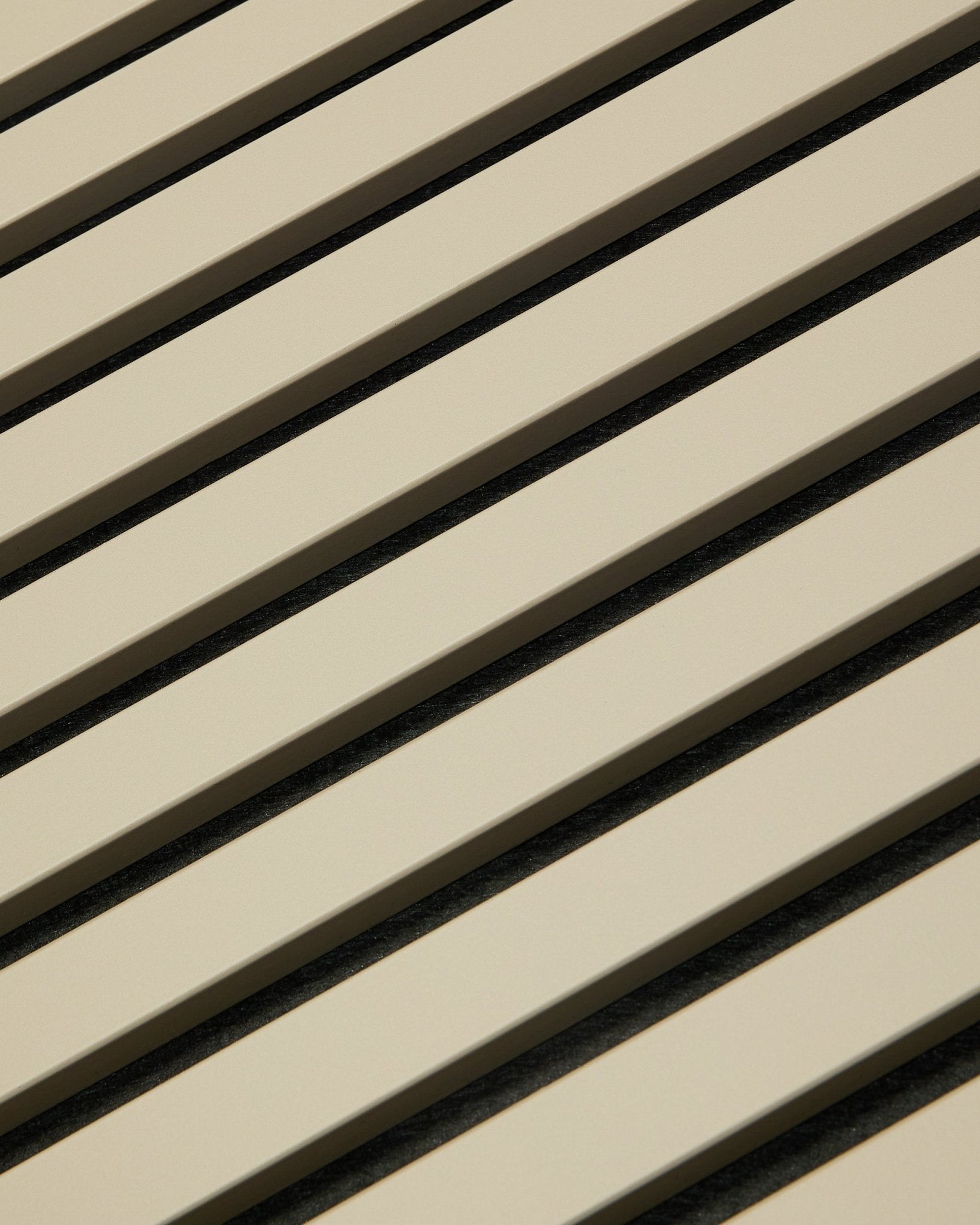 Hue Akupanel / Stone de WoodUpp, un panneau acoustique beige à motif géométrique de lattes, 240 x 60 cm, conçu pour améliorer l’acoustique des espaces intérieurs.