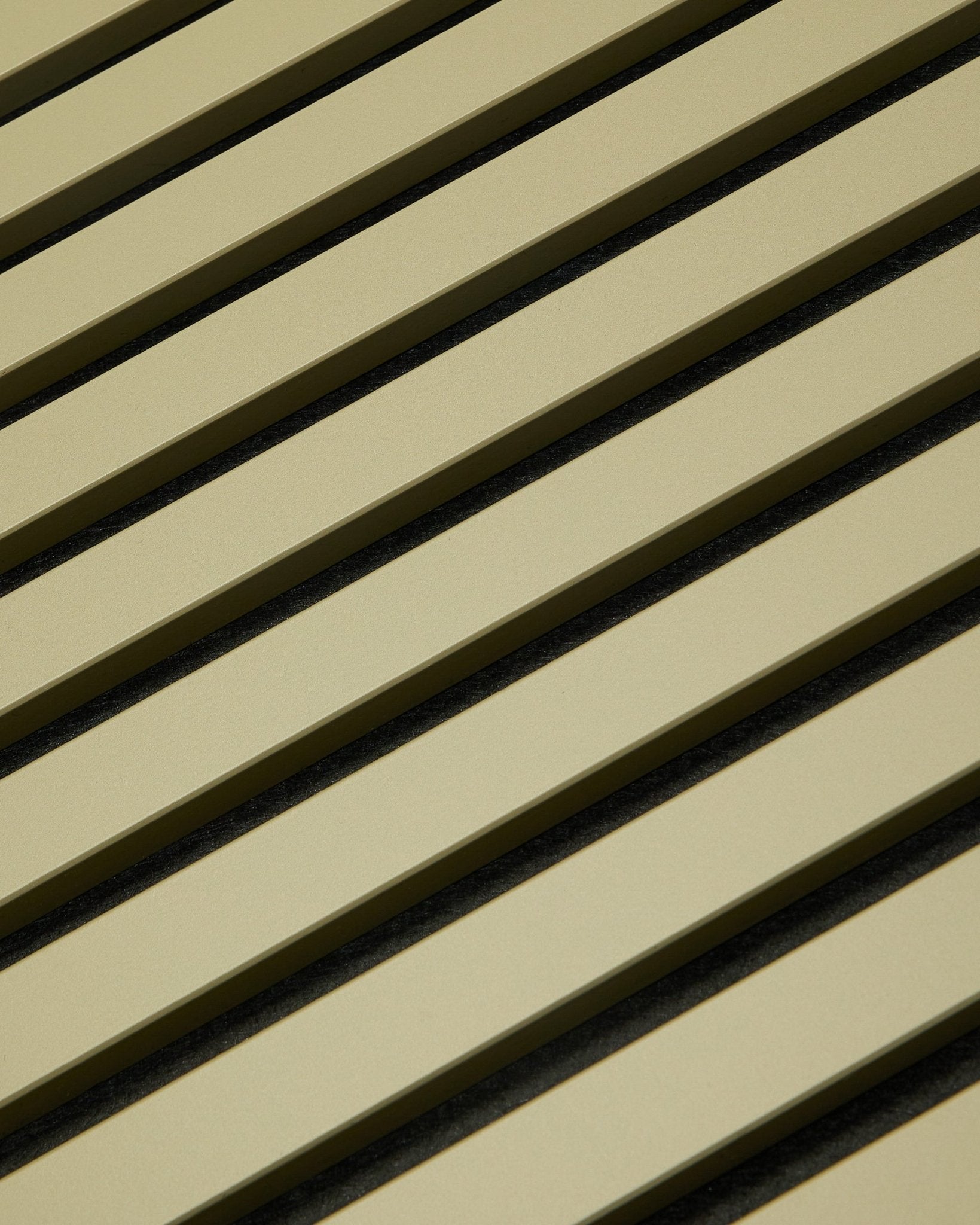 Panneau Panneau acoustique WoodUpp Hue Akupanel Moss (240 x 60 cm) avec des lattes en bois beige et des interstices sombres, créant un motif rayé et géométrique pour l’absorption acoustique.