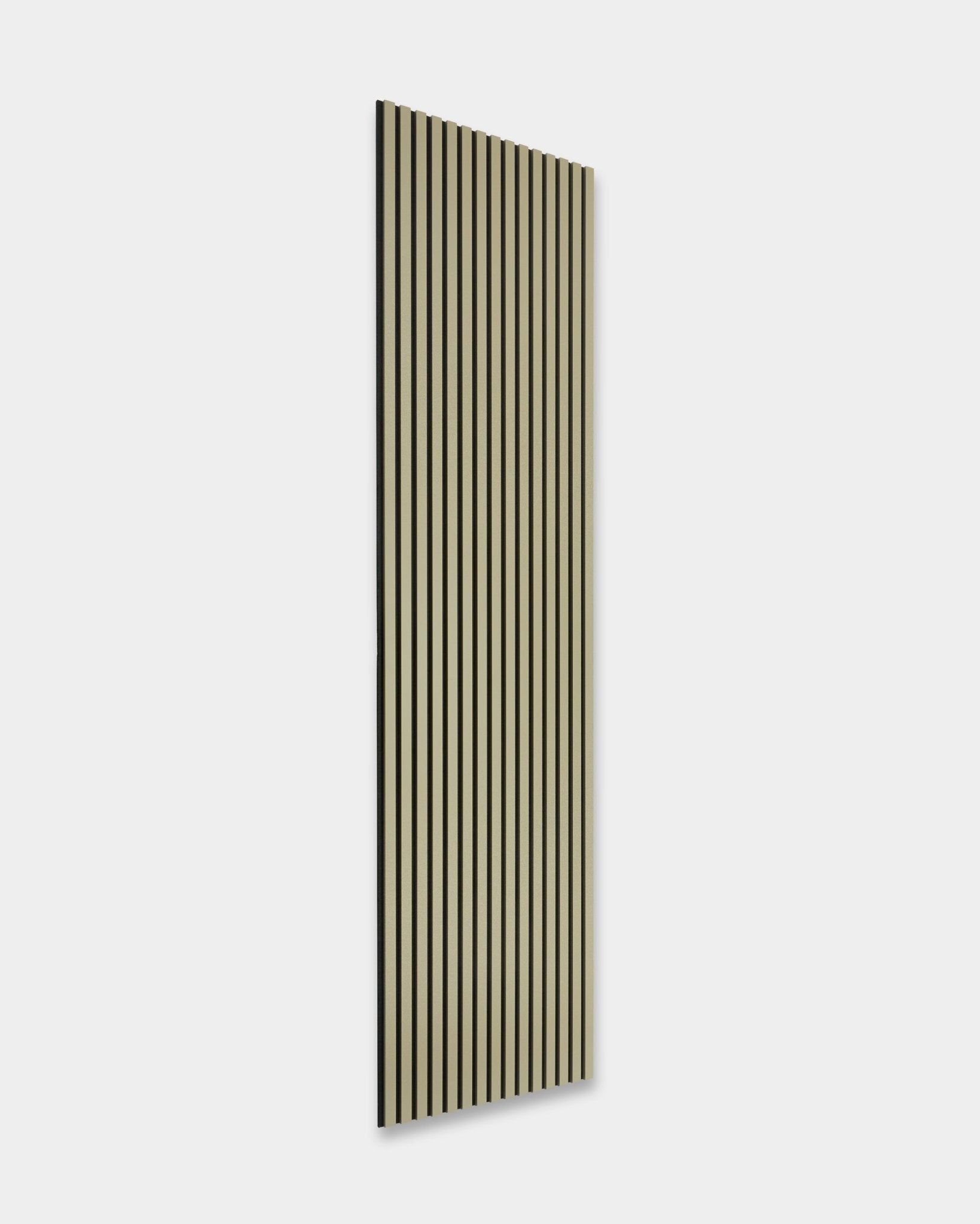 Le Akupanel Hue en Moss de WoodUpp, 240 x 60 cm, présente des lattes acoustiques en bois verticales black et beige sur un fond gris clair pour l’absorption acoustique.