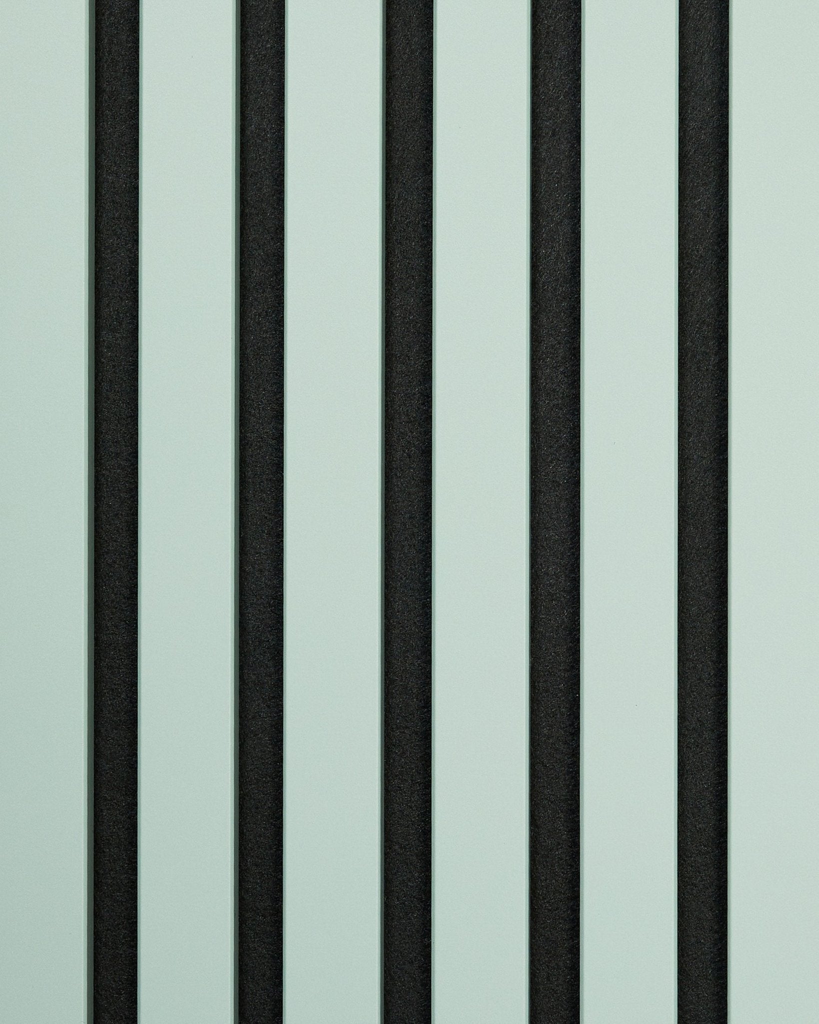 Échantillon WoodUpp Hue/Cloud Panneau acoustique présentant des rayures verticales alternées black et vert clair, pour un effet géométrique simple et affirmé.
