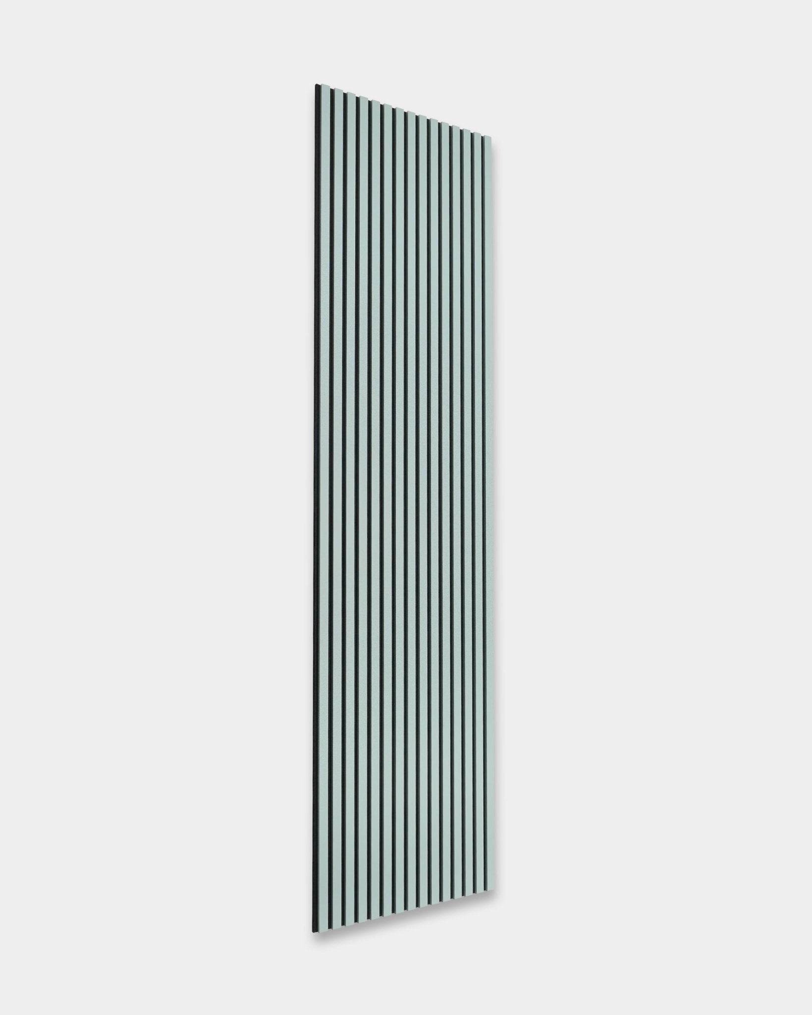 WoodUpp Hue Akupanel en Cloud, 240 x 60 cm, avec des lattes verticales black et blanches sur un fond gris clair, pour un meilleur confort acoustique. Design minimaliste nordique.