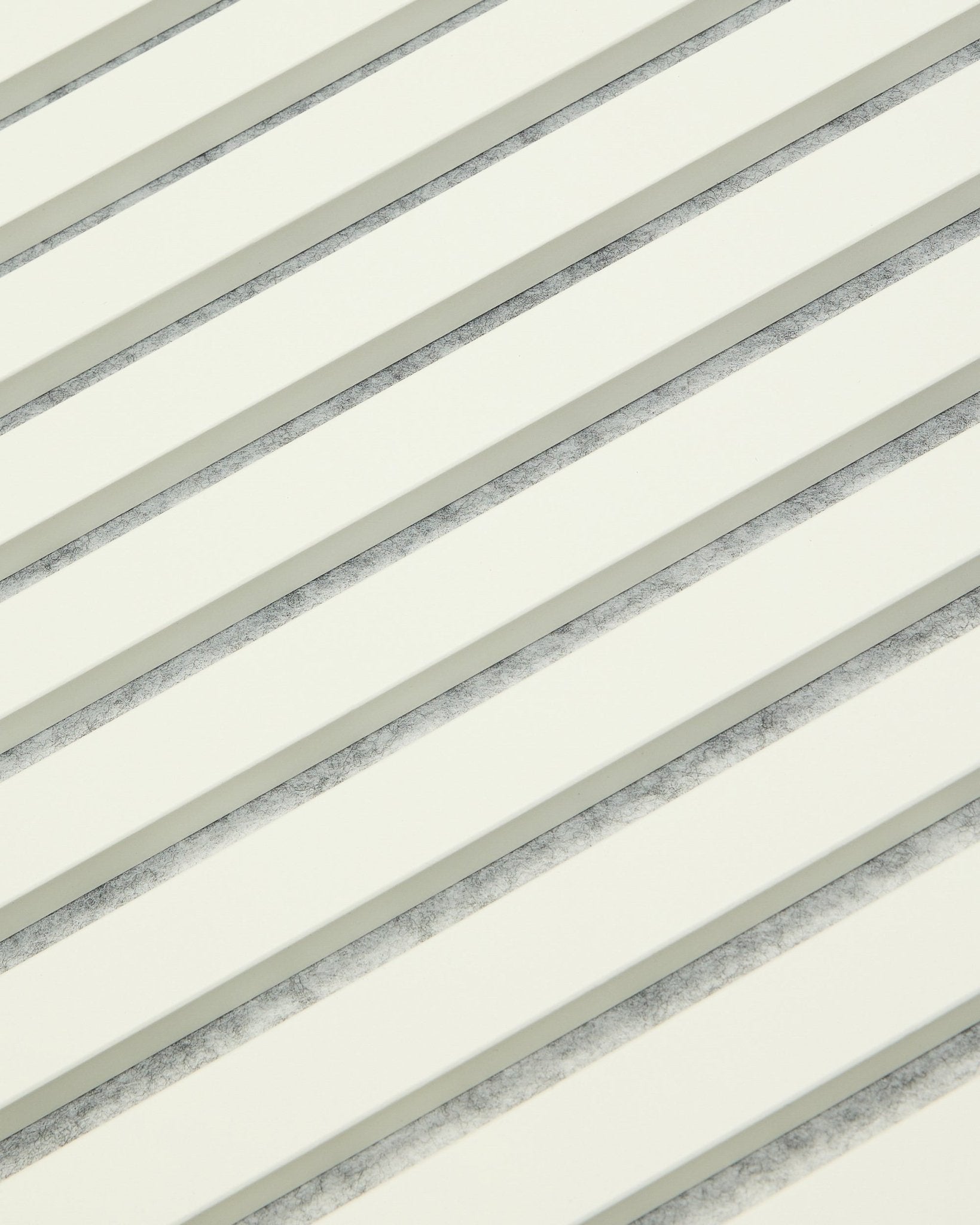 Le WoodUpp Akupanel Snow (240 x 60 cm) est un Panneau acoustique blanc avec des lattes régulièrement espacées et de subtiles ombres grises, conçu pour les intérieurs nordiques modernes.