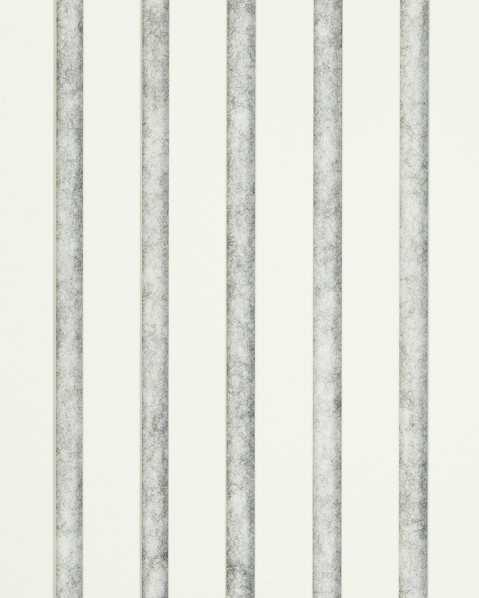L’échantillon de teinte | Snow Panneau acoustique de WoodUpp présente des rayures grises et blanches verticales sur un fond clair, pour un design minimaliste d’inspiration nordique.