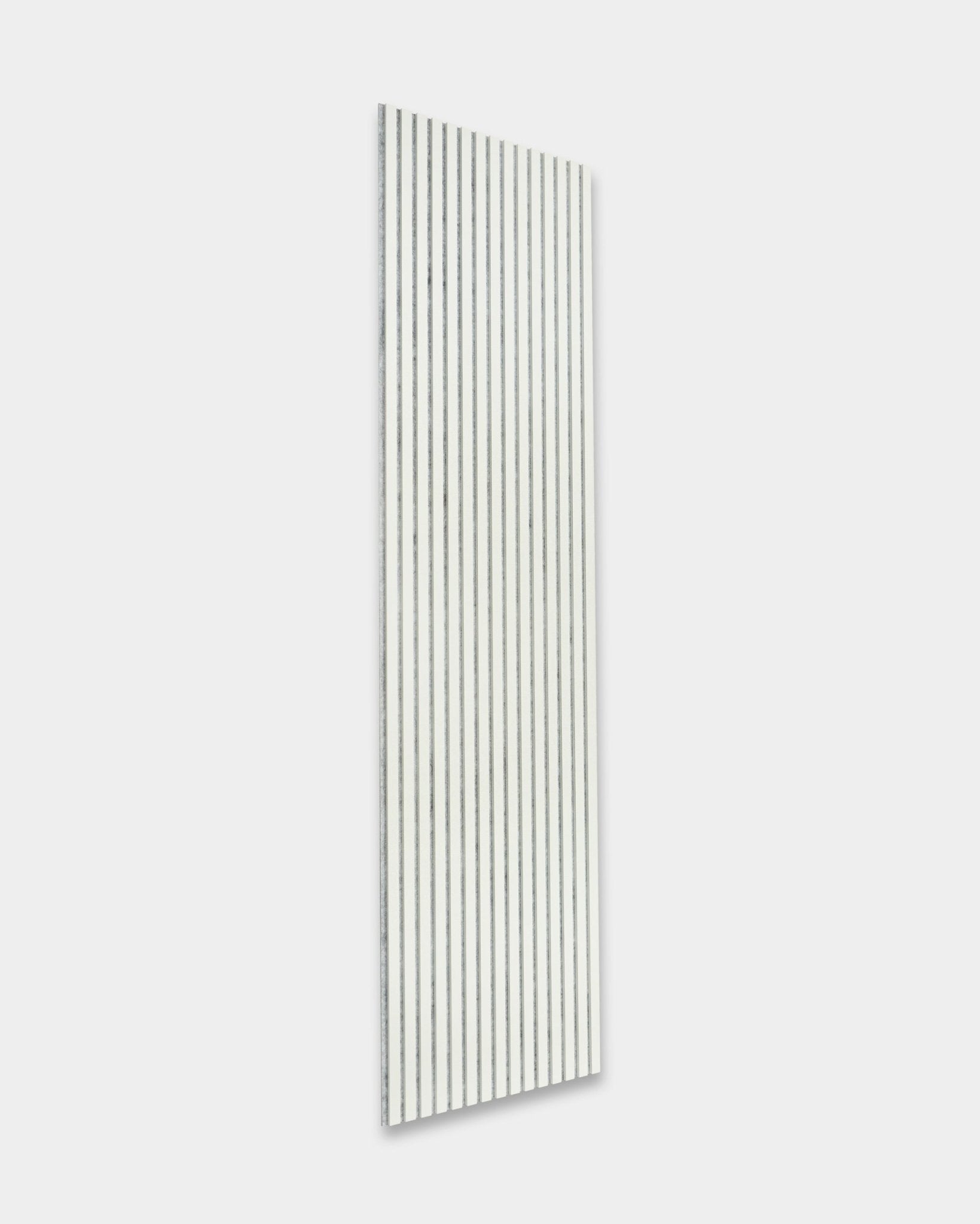 Akupanel Snow de WoodUpp, un panneau mural acoustique blanc à lattes avec des rainures black (240 x 60 cm), installé sur un mur gris clair pour améliorer l’acoustique.