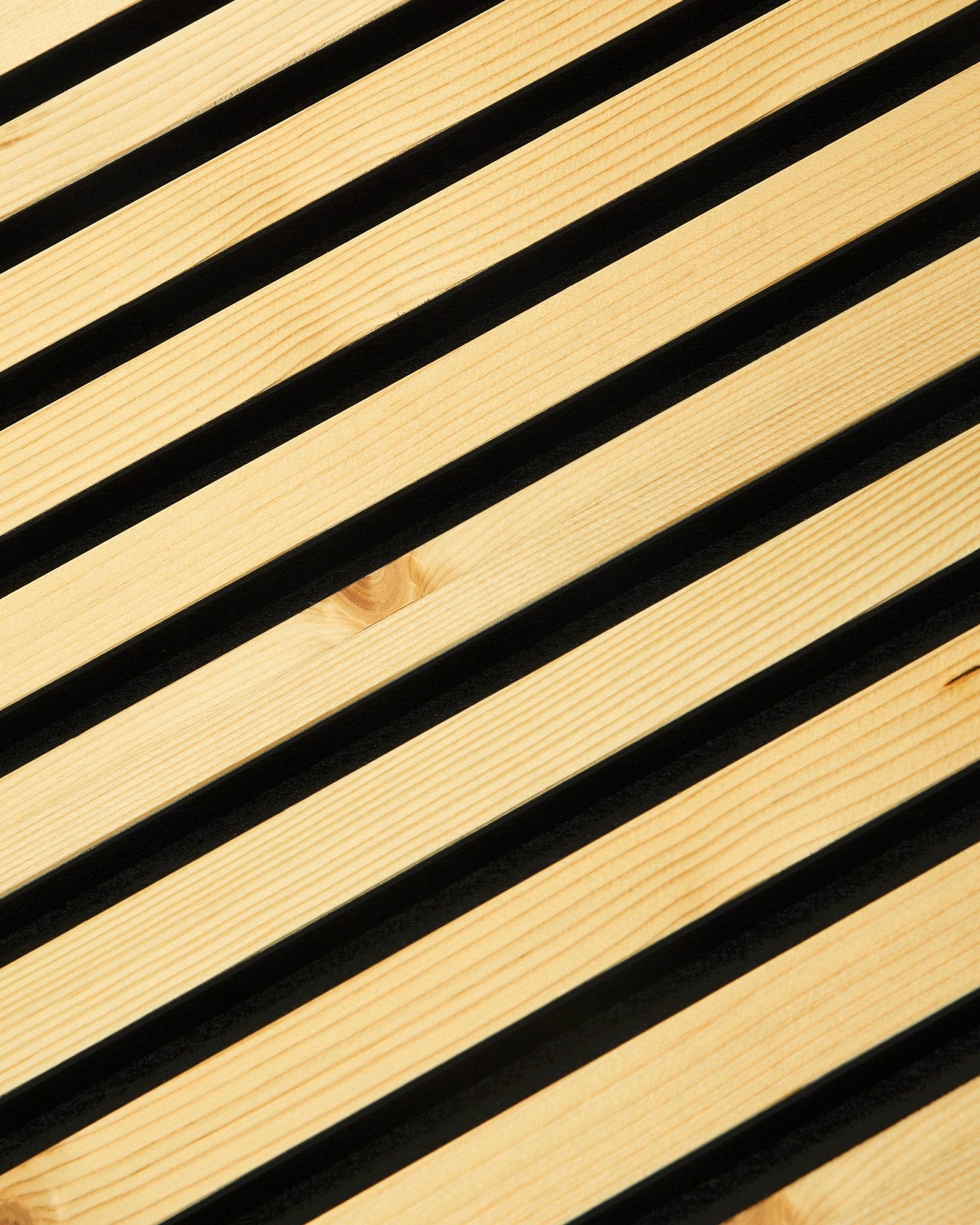Gros plan sur le WoodUpp Akupanel Rustic | Alp, panneau Panneau acoustique 240 x 60 cm avec des lattes en bois en diagonale, des espaces sombres et un design scandinave minimaliste.