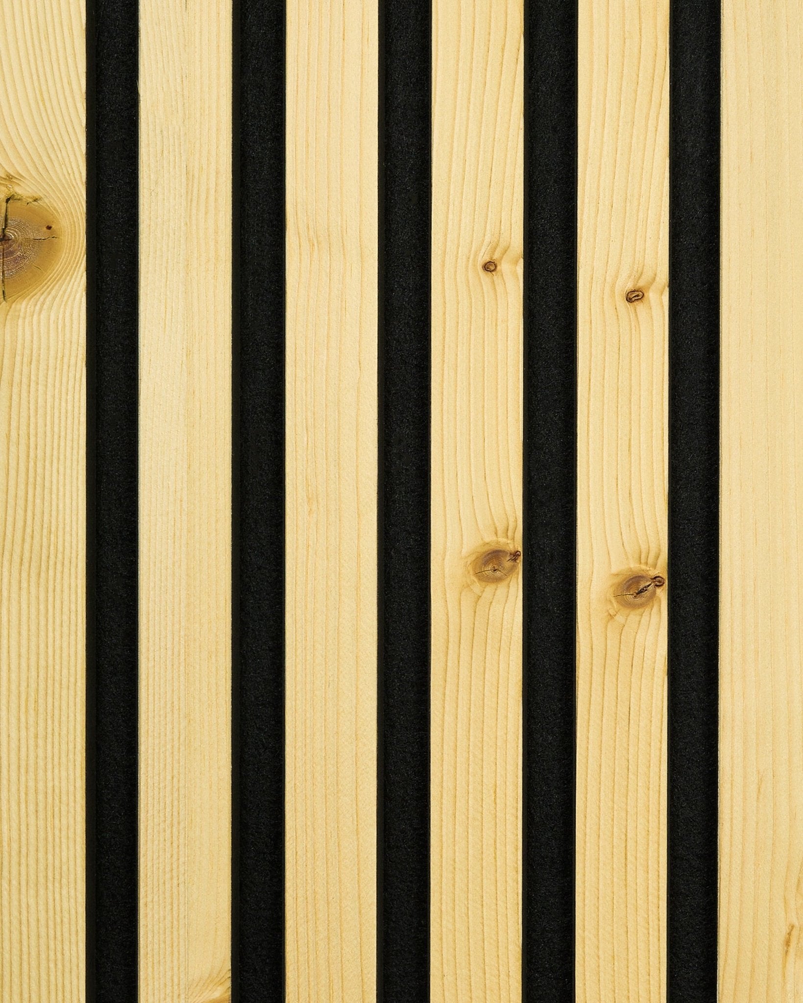 Gros plan sur un échantillon WoodUpp Akupanel en finition Rustic Alp, avec des rainures verticales black séparant des lattes de bois clair, pour un design de Panneau acoustique nordique.