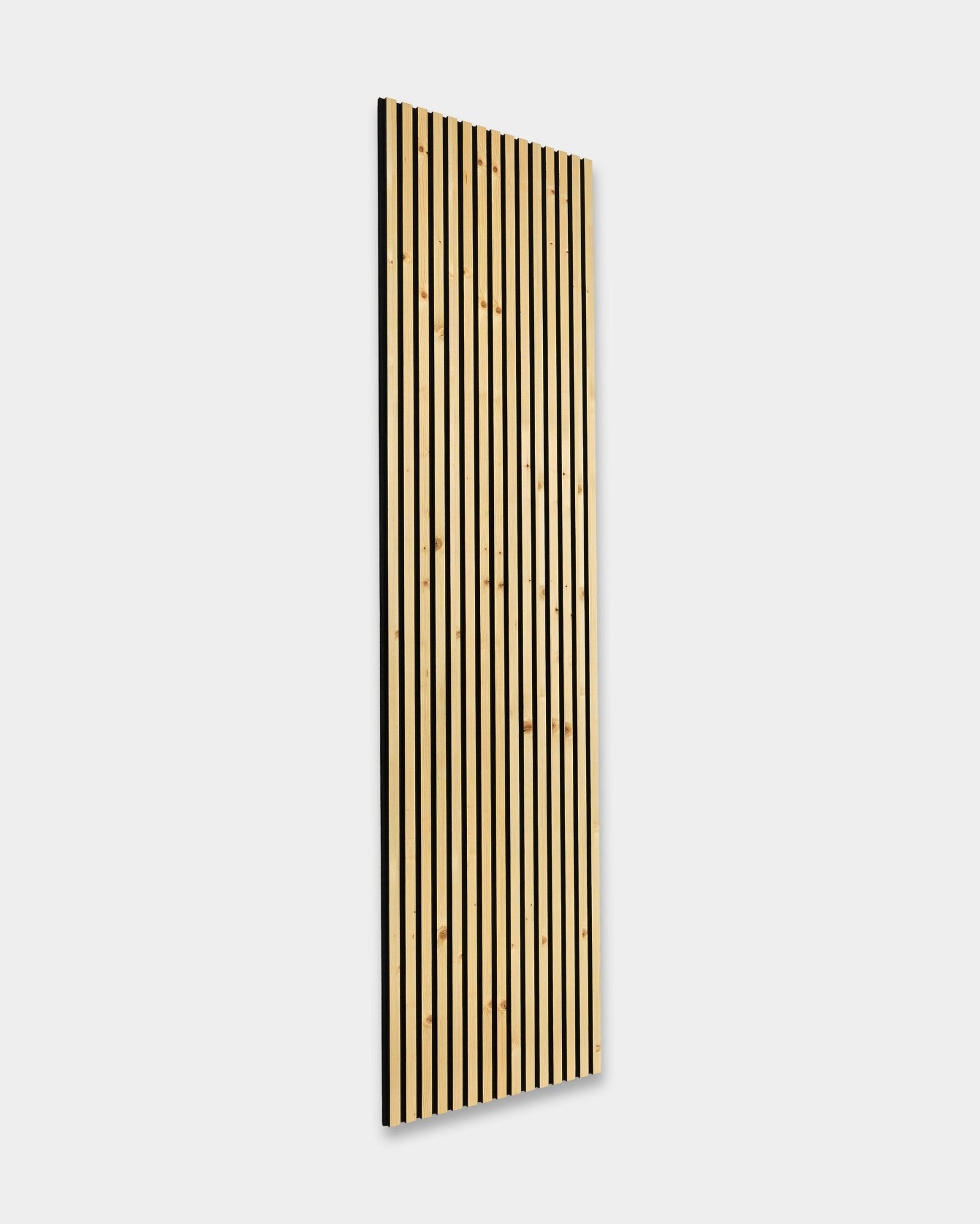 Le Akupanel Rustic / Alp de WoodUpp est un grand Panneau acoustique en bois clair, avec des lattes verticales et un design nordique, présenté sur un fond blanc uni.
