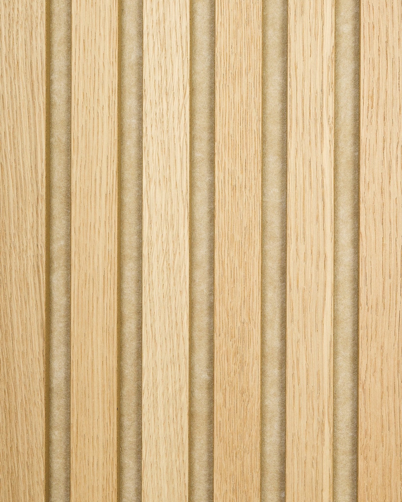 Échantillon Akupanel en chêne classique avec support en feutre beige, avec des lattes acoustiques en chêne clair et des rainures verticales pour une surface rayée et texturée.