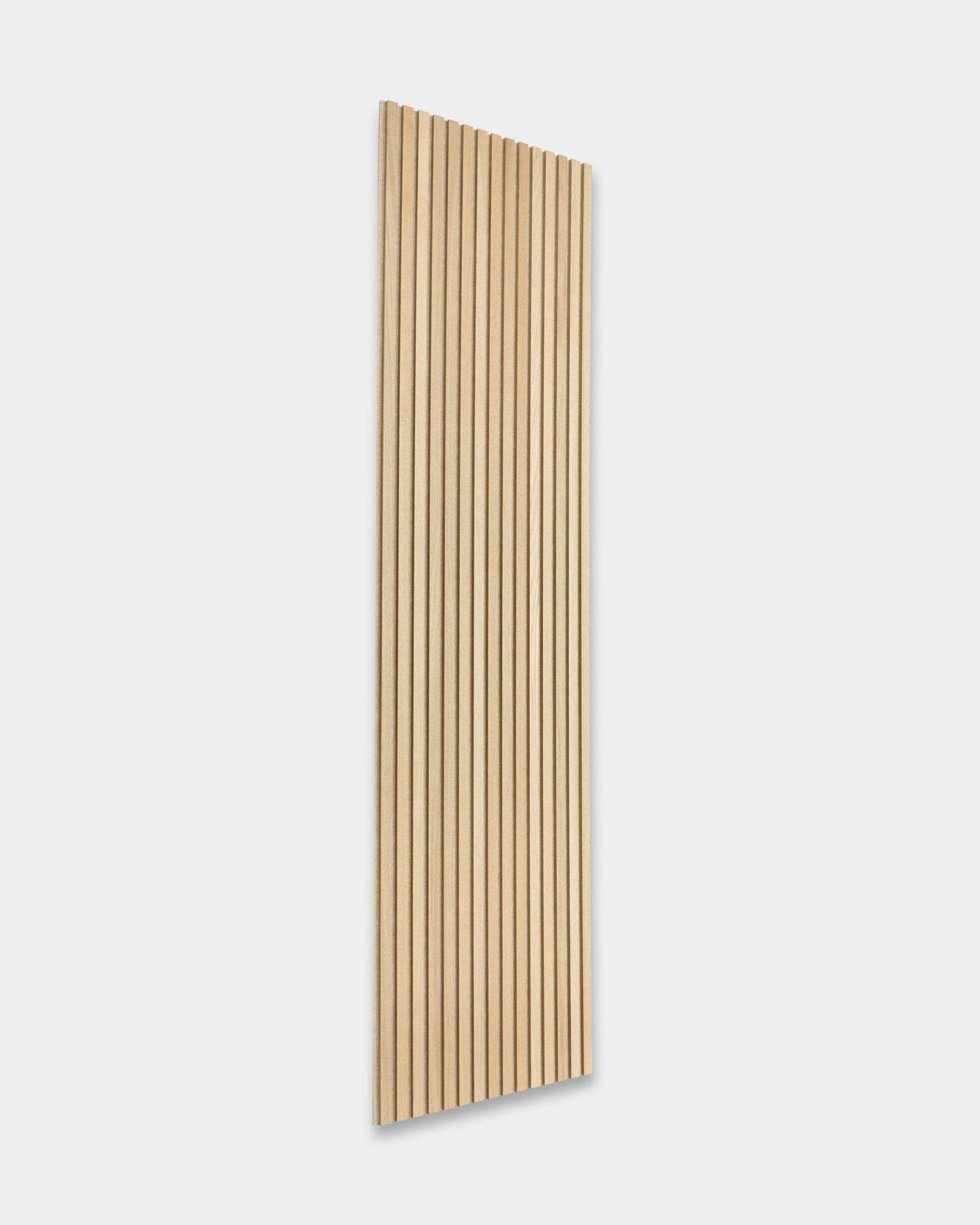 Akupanel Classic Oak Akustikpaneel von WoodUpp, 300 x 60 cm, mit nordischen verticalen Lamellen und minimalistischem skandinavischem Design vor weißem Hintergrund.