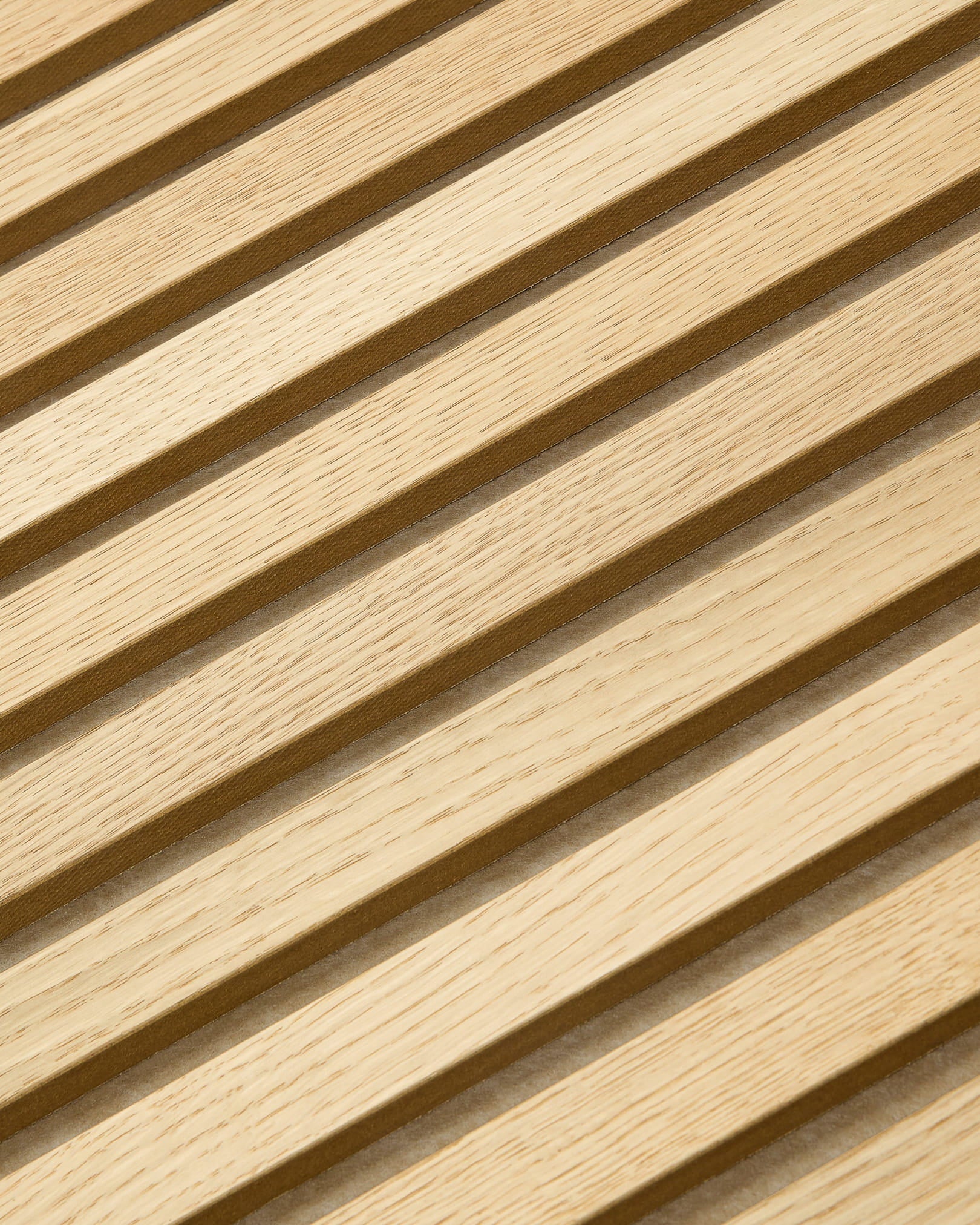 Gros plan sur un Panneau acoustique WoodUpp Akupanel en Classic Oak avec un support en feutre beige foncé, 240x60 cm, avec un design à lattes vertical et un veinage du bois visible.