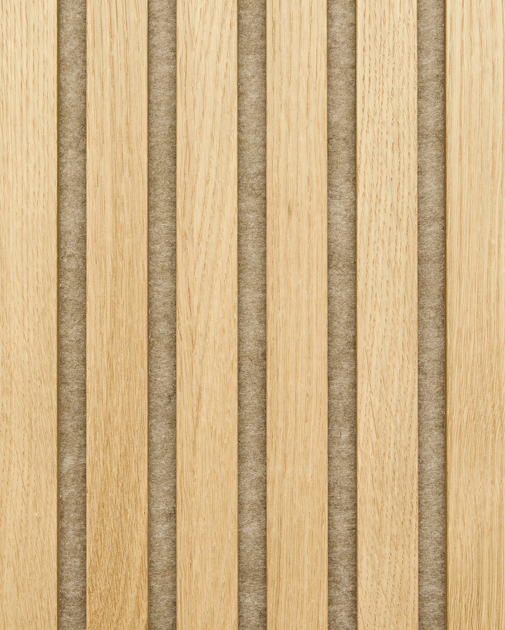 Échantillons WoodUpp Akupanel en chêne classique natural wood avec support en feutre beige foncé, présentés sous forme de lattes acoustiques verticales pour une application de panneau mural nordique.