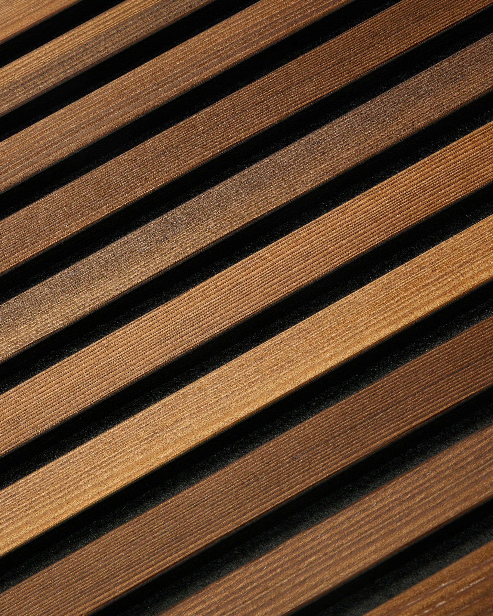 WoodUpp Akupanel Rustic en mélèze fumé (240x60 cm) présente des lattes acoustiques diagonales brown qui créent un rendu nordique rayé avec de subtils jeux d’ombre.