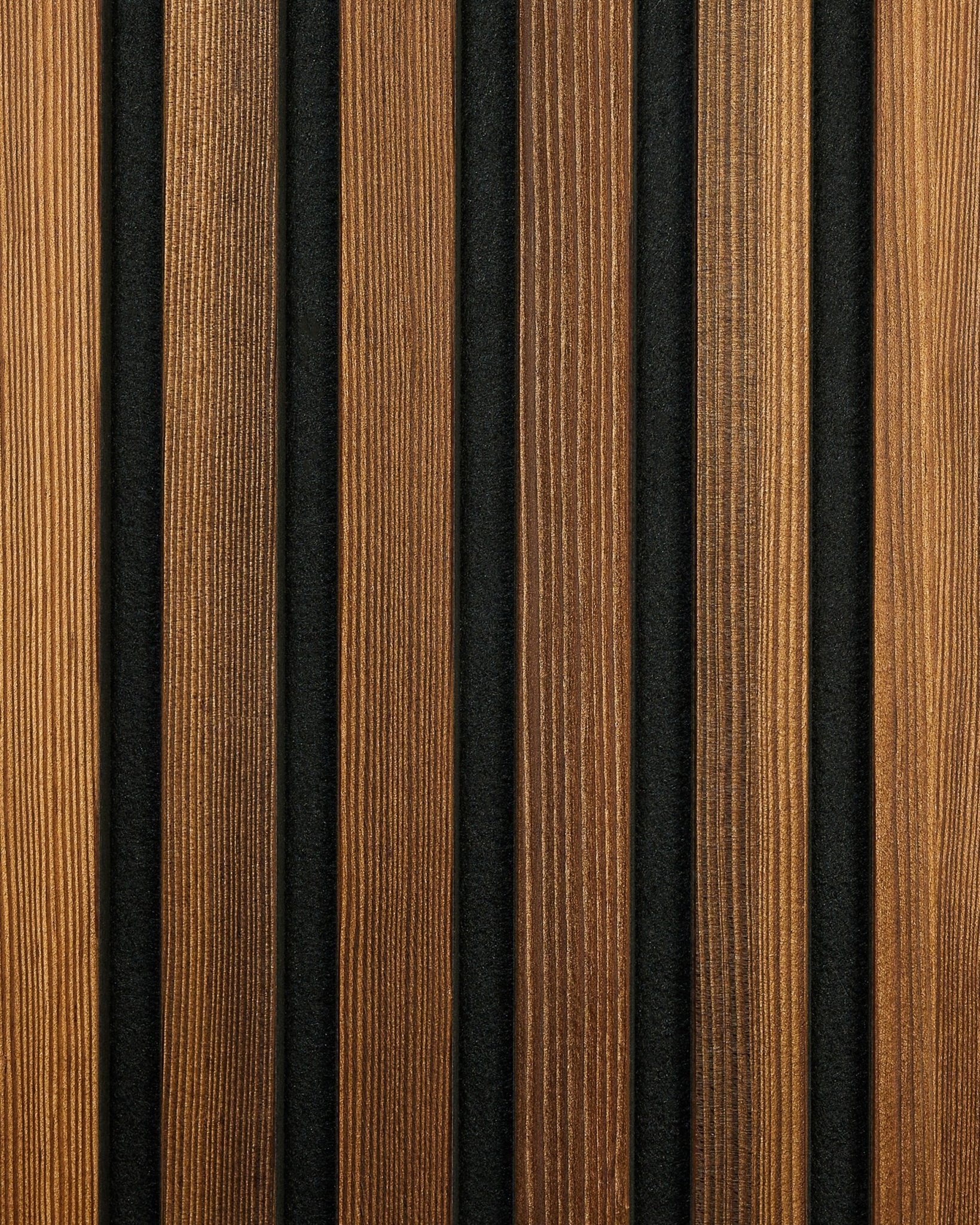 Échantillon WoodUpp Akupanel Rustic en Smoked Larch, avec des lattes acoustiques en bois verticales au veinage naturel et des rainures black, mettant en valeur un design nordique.
