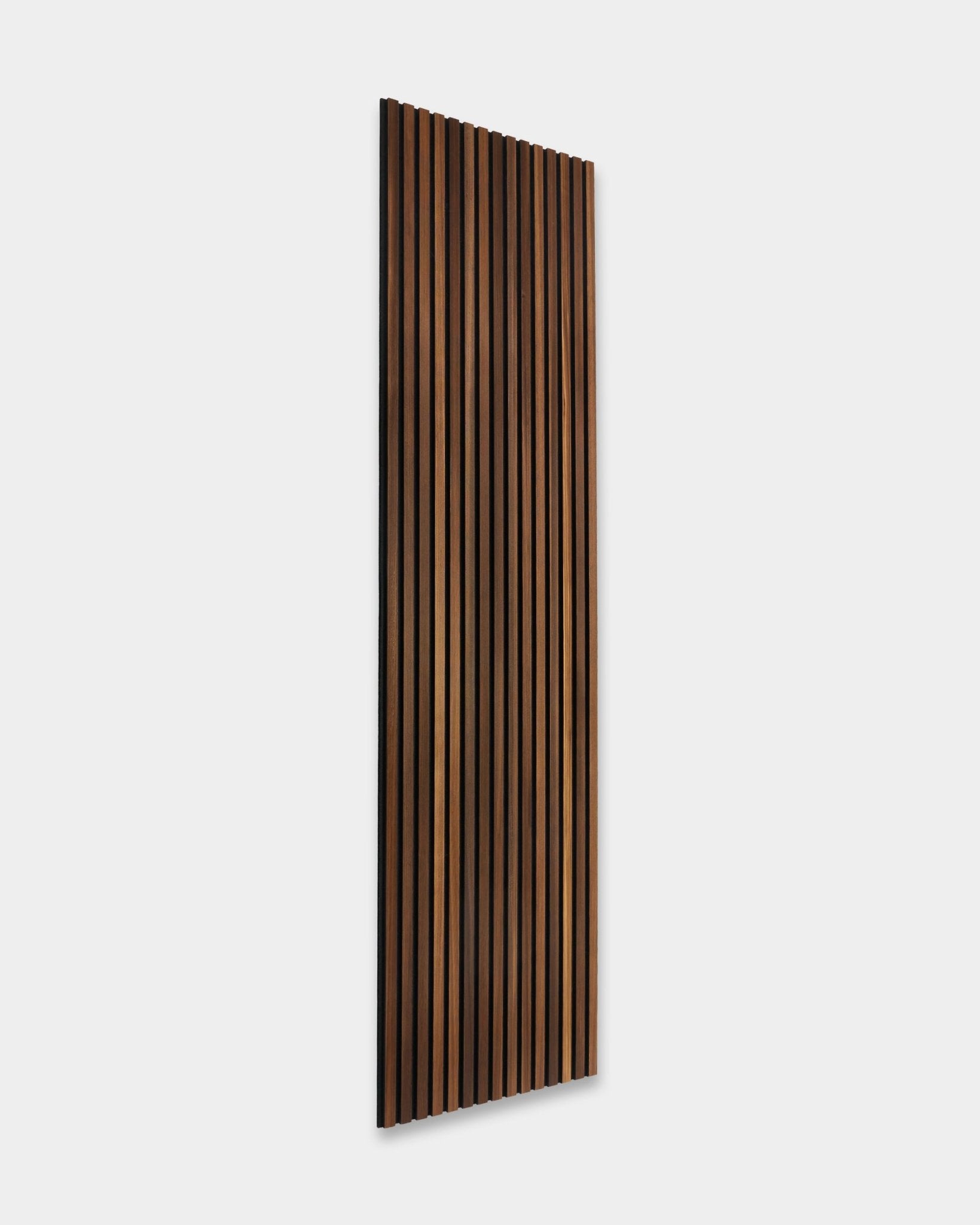 WoodUpp Akupanel Rustic Panneau acoustique en mélèze fumé, 240x60 cm, avec des lattes en bois verticales et un style de design scandinave sur un fond uni gris clair.