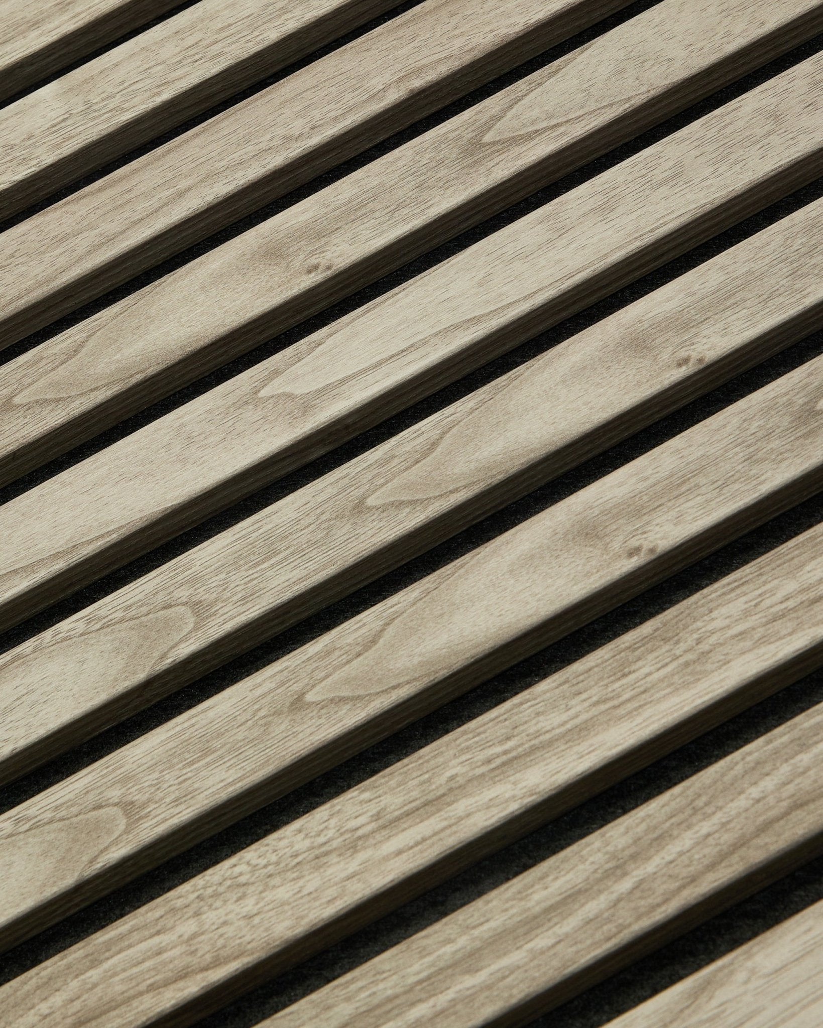 WoodUpp Akupanel Essential en chêne vieilli (240x60 cm) avec veinage du bois visible et lattes verticales régulièrement espacées sur un support en feutre acoustique foncé.