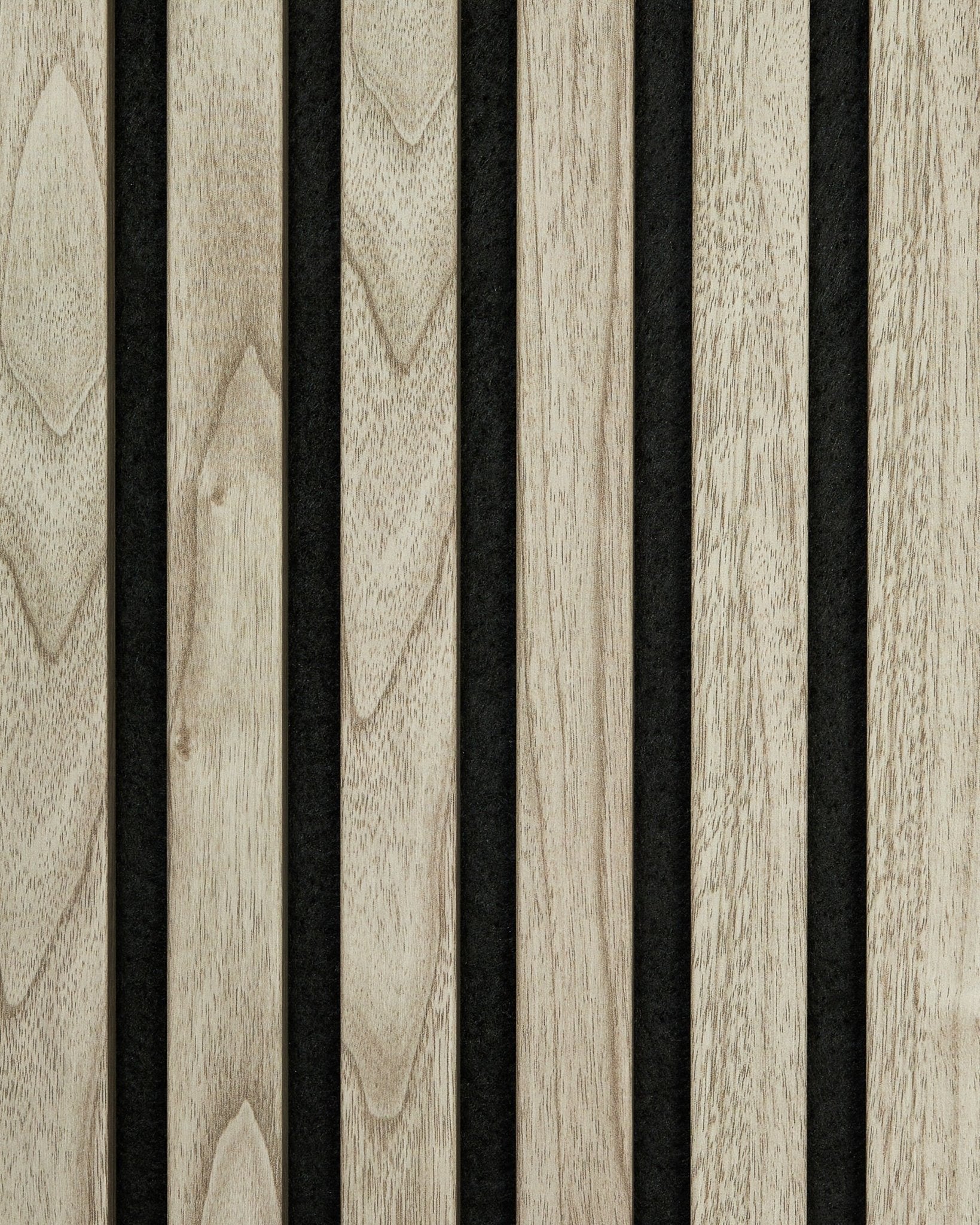 Gros plan sur un échantillon de Akupanel Panneau acoustique Weathered Oak de WoodUpp, montrant des lattes en bois verticales au veinage naturel, dans un style nordique et minimaliste.