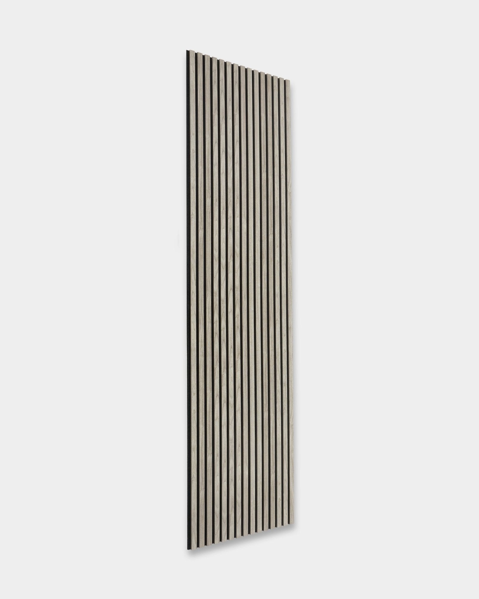 WoodUpp Essential Akupanel en chêne vieilli, 240x60 cm, panneau acoustique nordique Panneau acoustique avec des lattes verticales black sur fond gris clair, présenté sur fond blanc.